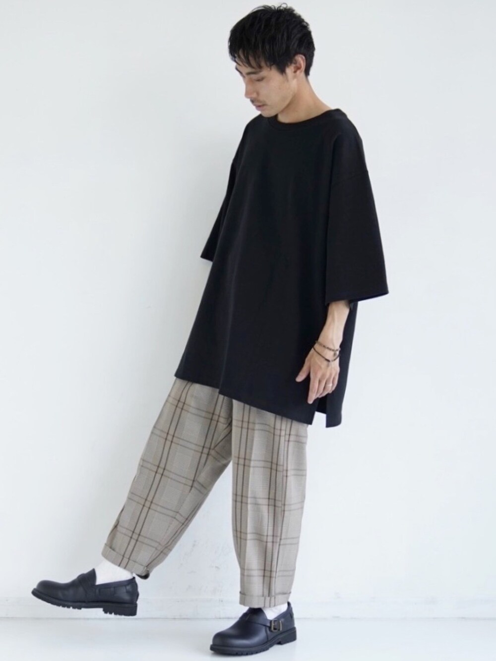 「CASPER JOHN、オーバーサイズ、ビッグT、ビッグシルエット、シンプル、夏コーデ、ゆるコーデ、レザーシューズ」｜「CASPER JOHNのMiddle Length Heavy Weight Big T-shirts/ミドルレングスヘビーウェイトビッグT（Tシャツ/カットソー、ブラック系）」を使った、YOSHIさん（メンズ・171cm）の夏コーディネートの1枚目の写真