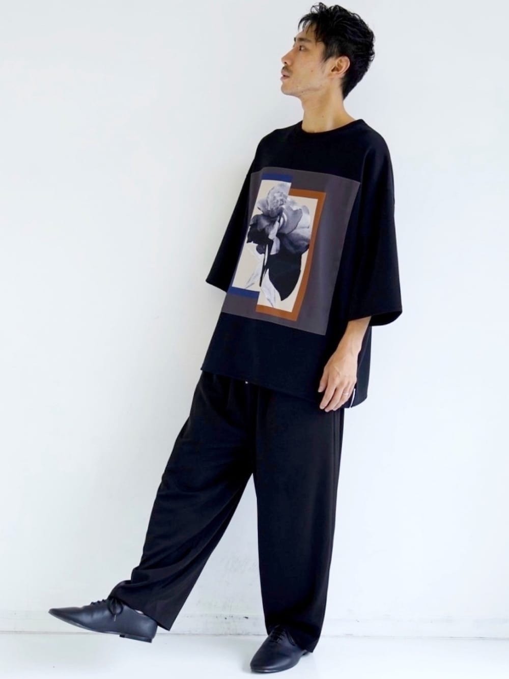 「CASPER JOHN、ビッグT、オーバーサイズ、ビッグシルエット、韓国ファッション、ワイドパンツ、イージーパンツ、ゆるコーデ、レザーシューズ、バブーシュ」｜「CASPER JOHNのSlit Flower Big T-shirts/スリットフラワービッグT（Tシャツ/カットソー、ブラック系）」を使った、YOSHIさん（メンズ・171cm）の夏コーディネートの1枚目の写真