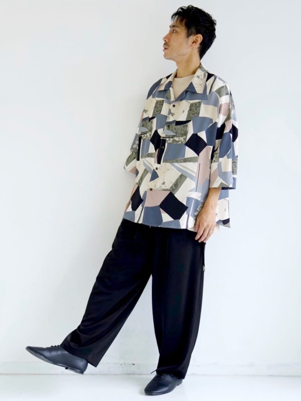 「CASPER JOHN、ドルマンシャツ、オープンカラーシャツ、オーバーサイズ、ワイドパンツ、イージーパンツ、レザーシューズ、バブーシュ、夏コーデ、ゆるコーデ」｜「CASPER JOHNのVarious Dolman Shirts/バリアスドルマンシャツ（シャツ/ブラウス、ブラウン系）」を使った、YOSHIさん（メンズ・171cm）の夏コーディネートの1枚目の写真
