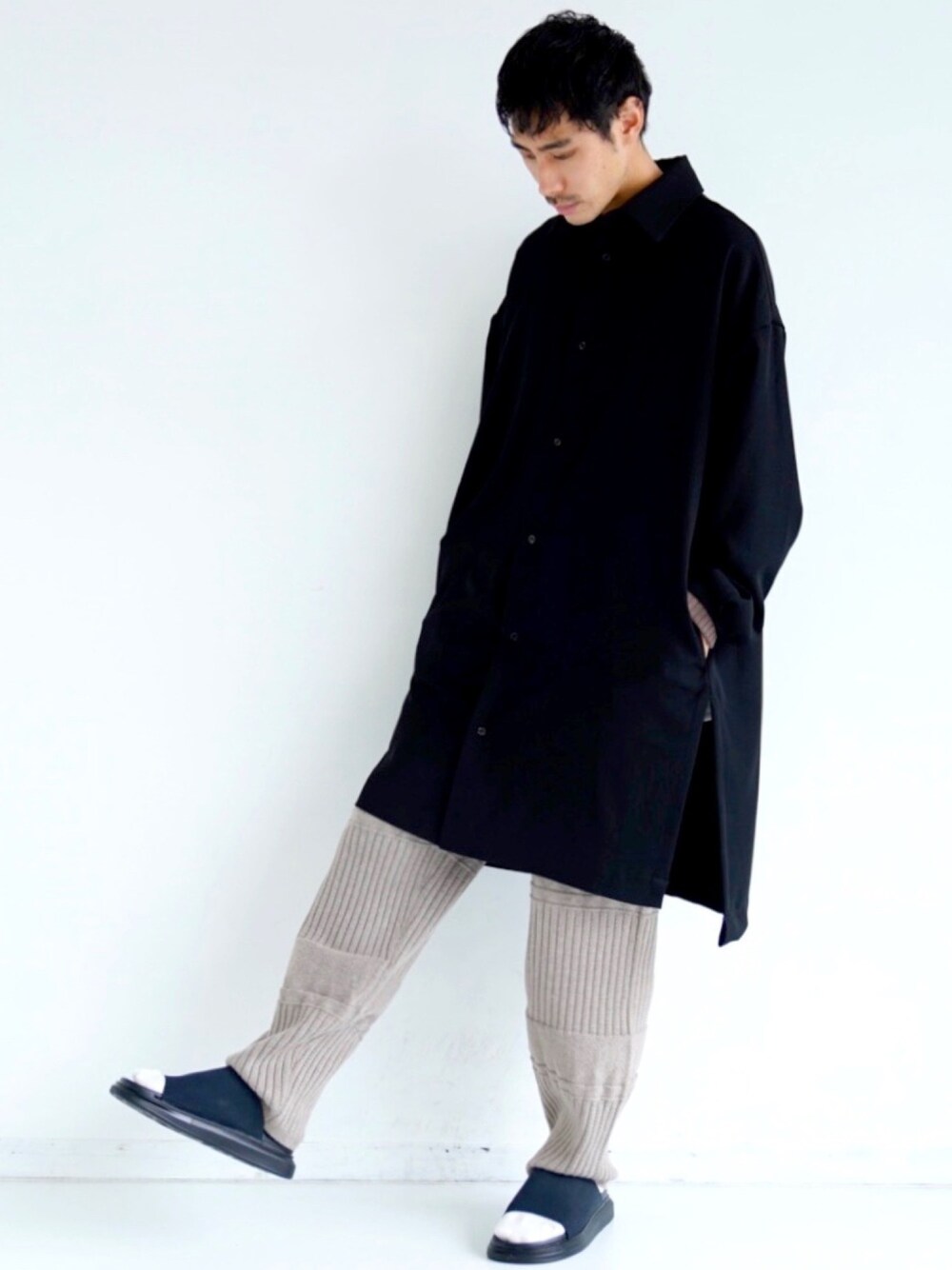 ブラック系のシャツ/ブラウス、ベージュ系のその他パンツ、ブラック系のサンダルを着用したメンズの夏コーディネートの1枚目の写真