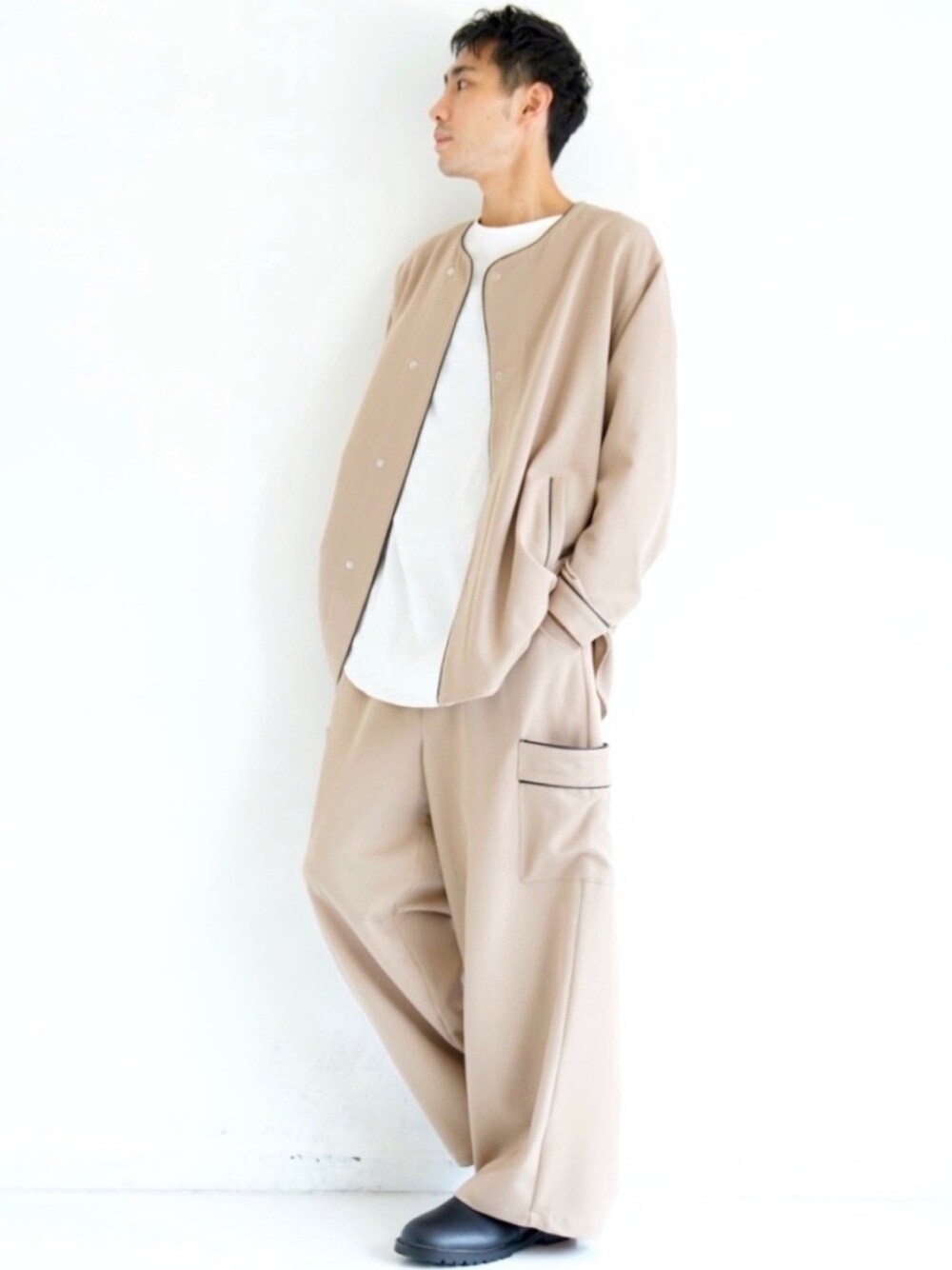 「CASPER JOHN、パイピング、セットアップ、ノーカラーシャツ、ワイドパンツ、レザーシューズ、ゆるコーデ、秋コーデ、スタッフセンバツ」｜「CASPER JOHNのPiping Diagonal Shirts/パイピングディアグナルシャツ（シャツ/ブラウス、ベージュ系）」を使った、YOSHIさん（メンズ・171cm）の秋コーディネートの1枚目の写真