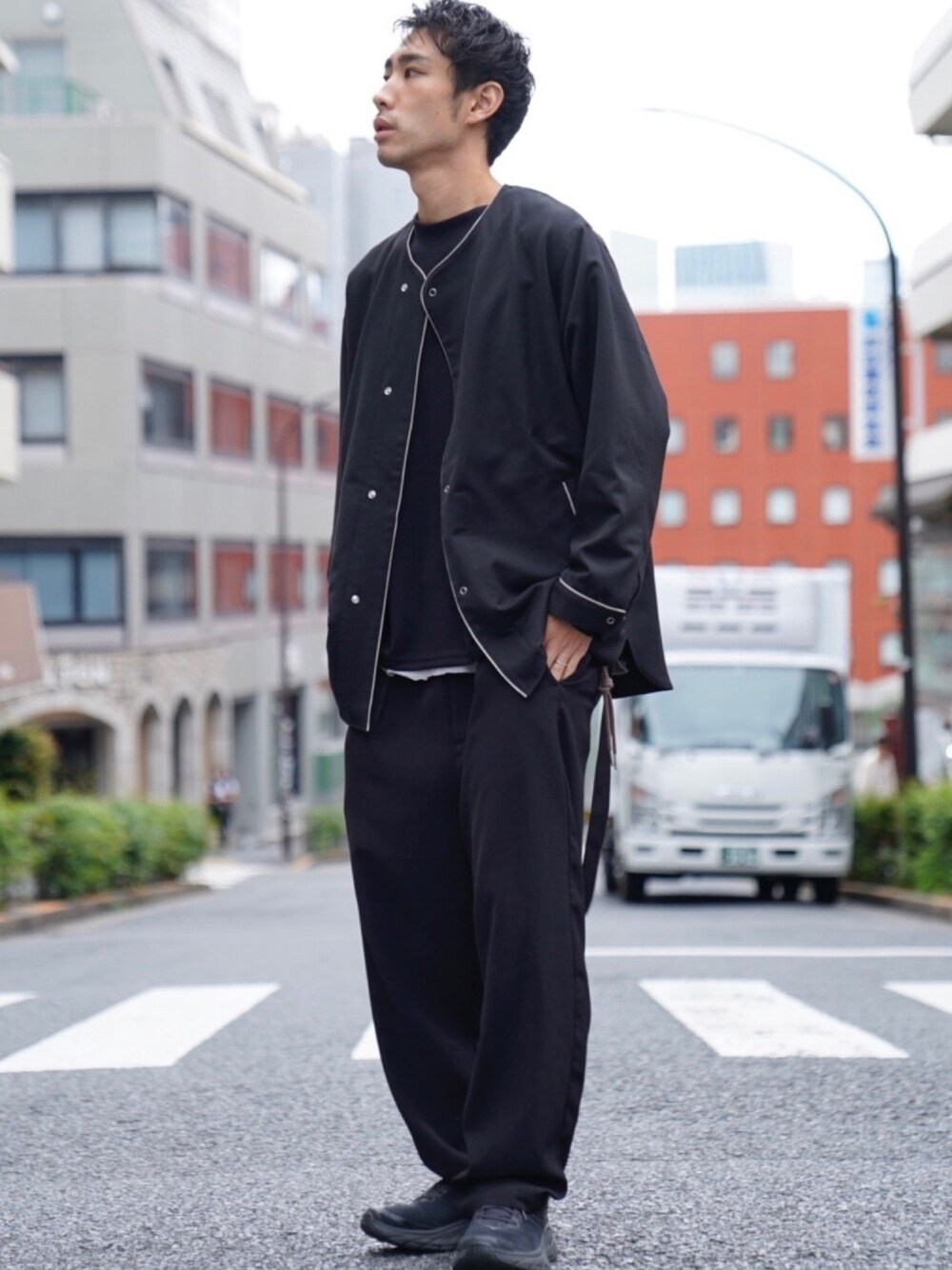 「CASPER JOHN、ノーカラーシャツ、パイピング、オーバーサイズ、ワイドパンツ、ゆるコーデ、秋コーデ、オールブラック、スタッフセンバツ」｜「CASPER JOHNのPiping Diagonal Shirts/パイピングディアグナルシャツ（シャツ/ブラウス、ブラック系）」を使った、YOSHIさん（メンズ・171cm）の秋コーディネートの1枚目の写真