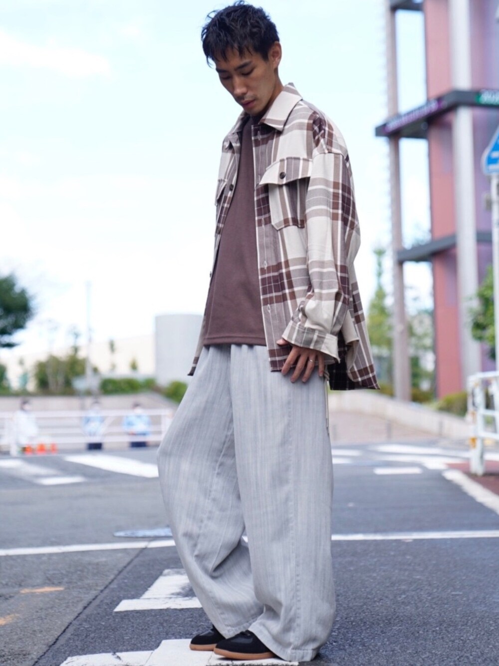 「CASPER JOHN、CPOシャツ、シャツジャケット、ワイドパンツ、バギーパンツ、フレアパンツ、秋コーデ、ゆるコーデ、ジャーマントレーナー、テンセル」｜「CASPER JOHNのOver Chief Petty Officer Shirt/オーバーCPOシャツ(セットアップ対応)（シャツ/ブラウス、ホワイト系）」を使った、YOSHIさん（メンズ・171cm）の秋コーディネートの1枚目の写真