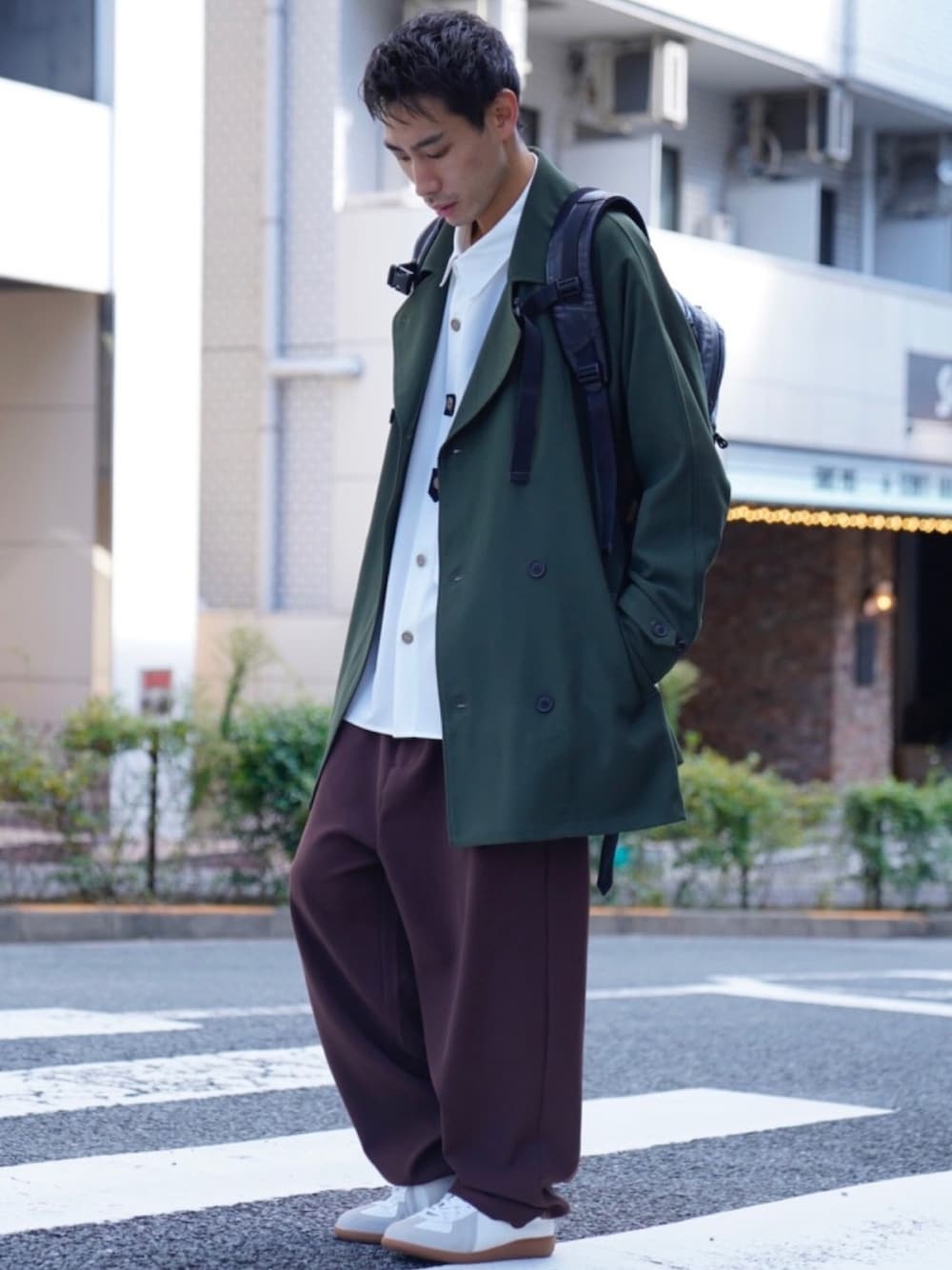 「CASPER JOHN、ショートトレンチ、Pコート、オーバーサイズ、カーキ、ワイドパンツ、レトロ、アースカラー、ジャーマントレーナー、ゆるコーデ」｜「CASPER JOHNのSide Belt Short Trench Coat/サイドベルトショートトレンチコート（ピーコート、グリーン系）」を使った、YOSHIさん（メンズ・171cm）の秋コーディネートの1枚目の写真