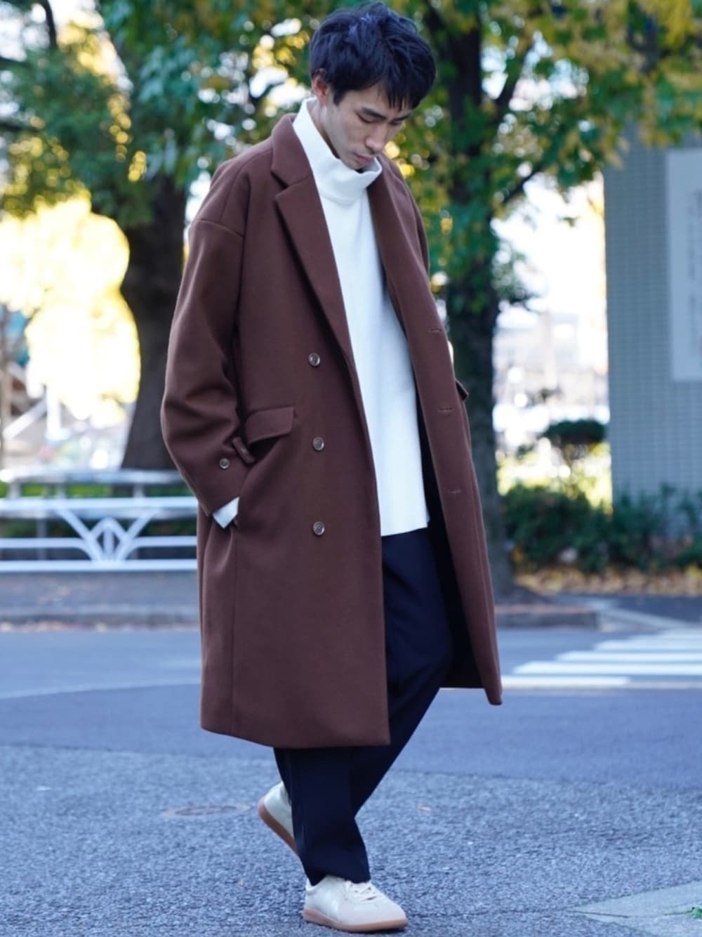「CASPER JOHN、オーバーサイズ、ダブルチェスターコート、ブラウン、ブラウンコーデ、ハイネックニット、ジャーマントレーナー、スラックス」｜「CASPER JOHNのMelton Double Chesterfield Coat/メルトンダブルチェスターコート(セットアップ対応)（チェスターコート、ブラウン系）」を使った、YOSHIさん（メンズ・171cm）の秋コーディネートの1枚目の写真