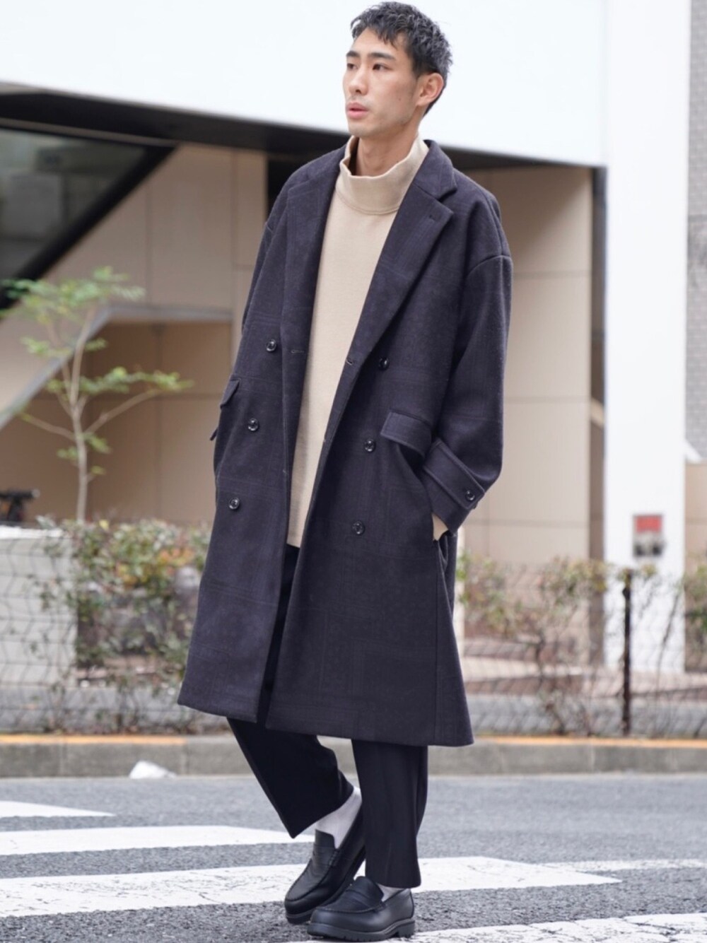 「CASPER JOHN、メルトン、チェスターコート、オーバーサイズ、ハイネックニット、スラックス、アンクルパンツ、レザーシューズ、ローファー、冬コーデ」｜「CASPER JOHNのMelton Double Chesterfield Coat/メルトンダブルチェスターコート(セットアップ対応)（チェスターコート、ブラック系）」を使った、YOSHIさん（メンズ・171cm）の冬コーディネートの1枚目の写真