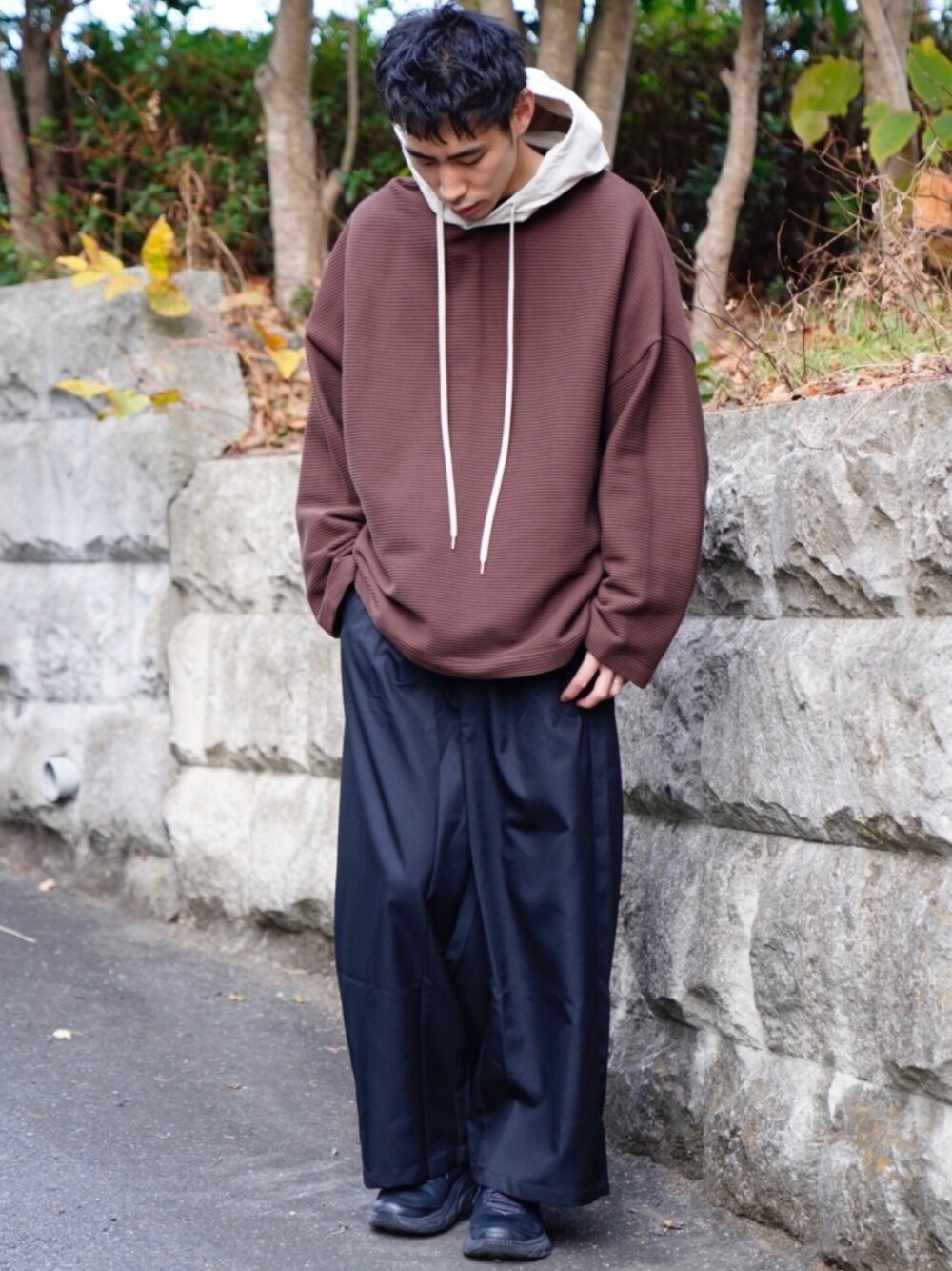 「CASPER JOHN、DOOPZ、パーカー、オーバーサイズ、ワイドパンツ、バギーパンツ、ゆるコーデ」｜「DOOPZのDOOPZ　カラースキームフーディー（パーカー、ブラウン系）」を使った、YOSHIさん（メンズ・171cm）の冬コーディネートの1枚目の写真