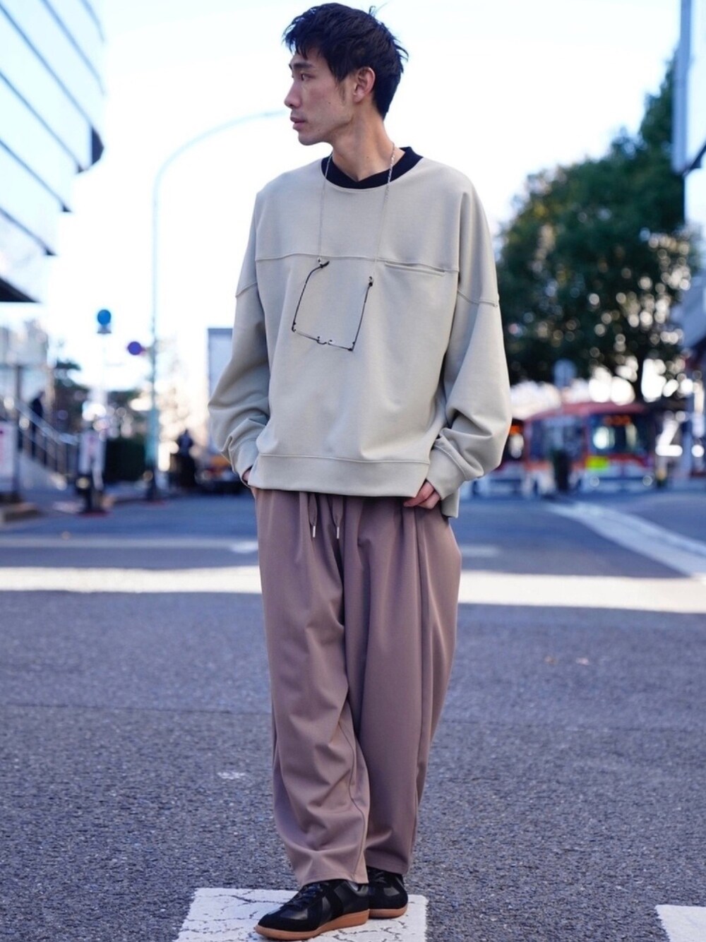 「CASPER JOHN、スウェット、オーバーサイズ、ワイドパンツ、アースカラー、春コーデ、ジャーマントレーナー、私の推しブランド」｜「CASPER JOHNのGerman Trainer/ジャーマントレーナー（スニーカー、ブラック系）」を使った、YOSHIさん（メンズ・171cm）の冬コーディネートの1枚目の写真