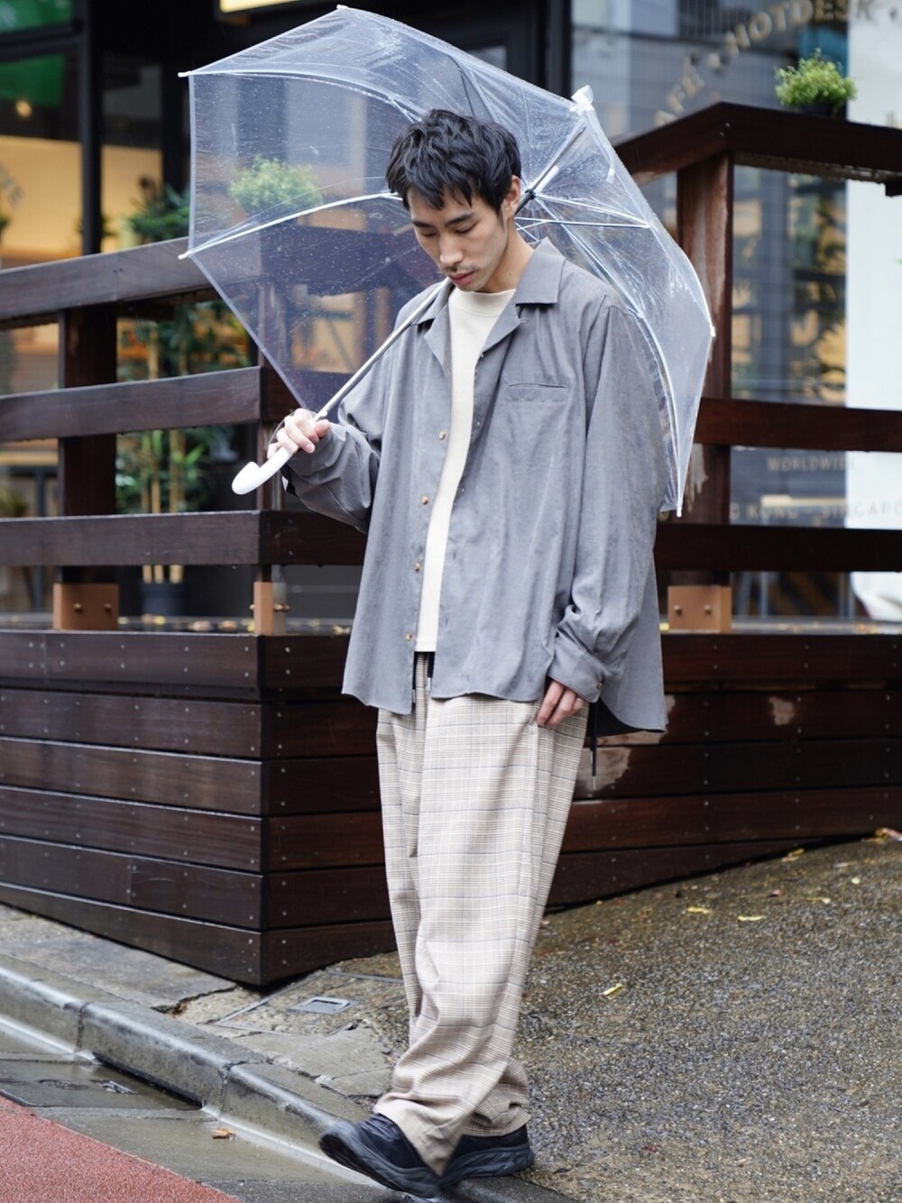「CASPER JOHN、シャツスタイル、シャツ、オーバーサイズ、ワイドパンツ、チェック、ゆるコーデ、春コーデ、くすみカラー」｜「CASPER JOHNのVarious Dolman Open-Collar Shirts/バリアスドルマンオープンカラーシャツ（シャツ/ブラウス、グレー系）」を使った、YOSHIさん（メンズ・171cm）の冬コーディネートの1枚目の写真