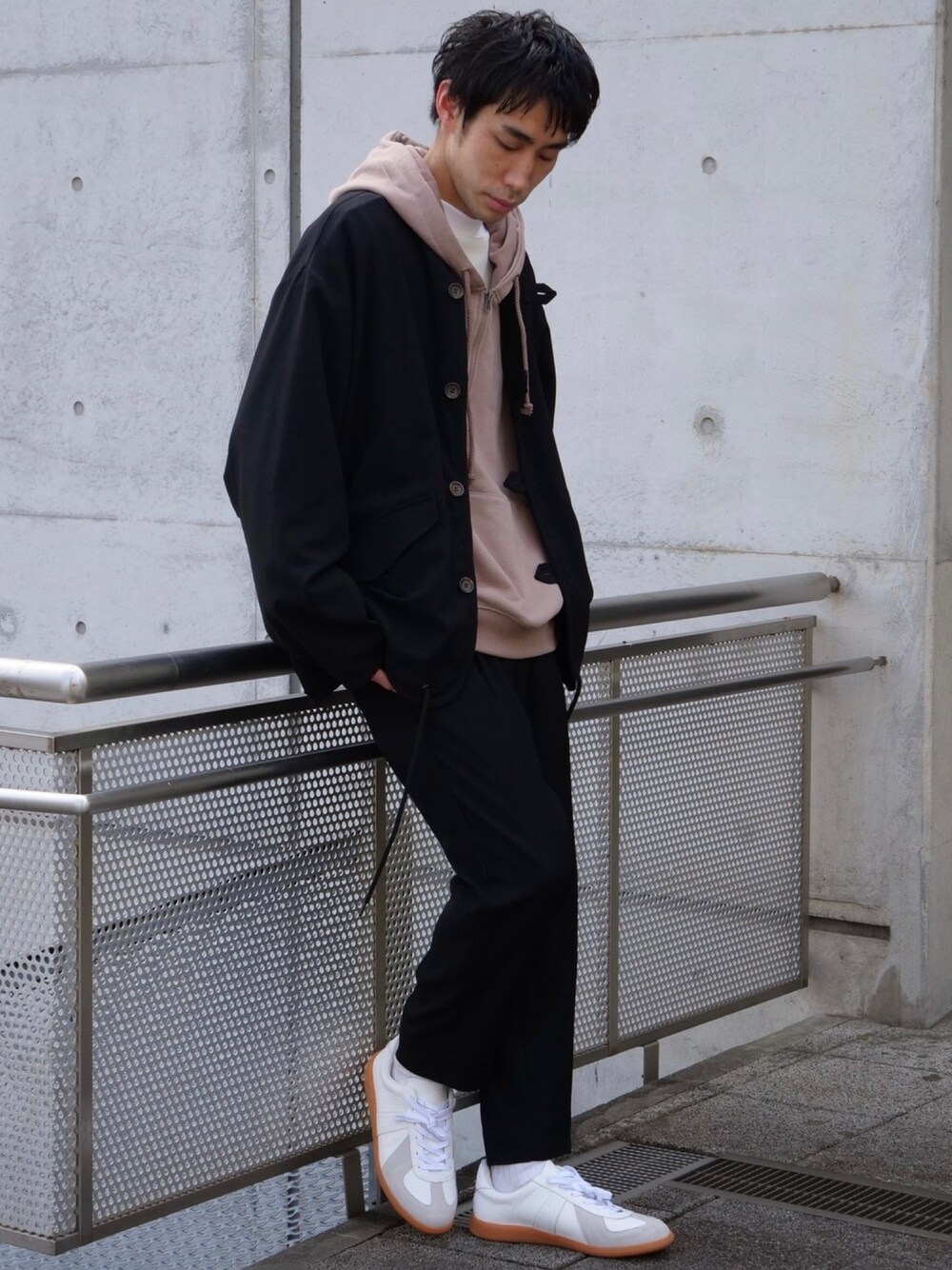 「CASPER JOHN、シャツ、シャツスタイル、パーカー、レイヤードスタイル、スラックス、春コーデ、ジャーマントレーナー」｜「CASPER JOHNのBand-collar Tab Button Drape Shirts Jacket/バンドカラータブボタンドレープシャツジャケット（シャツ/ブラウス、ブラック系）」を使った、YOSHIさん（メンズ・171cm）の冬コーディネートの1枚目の写真