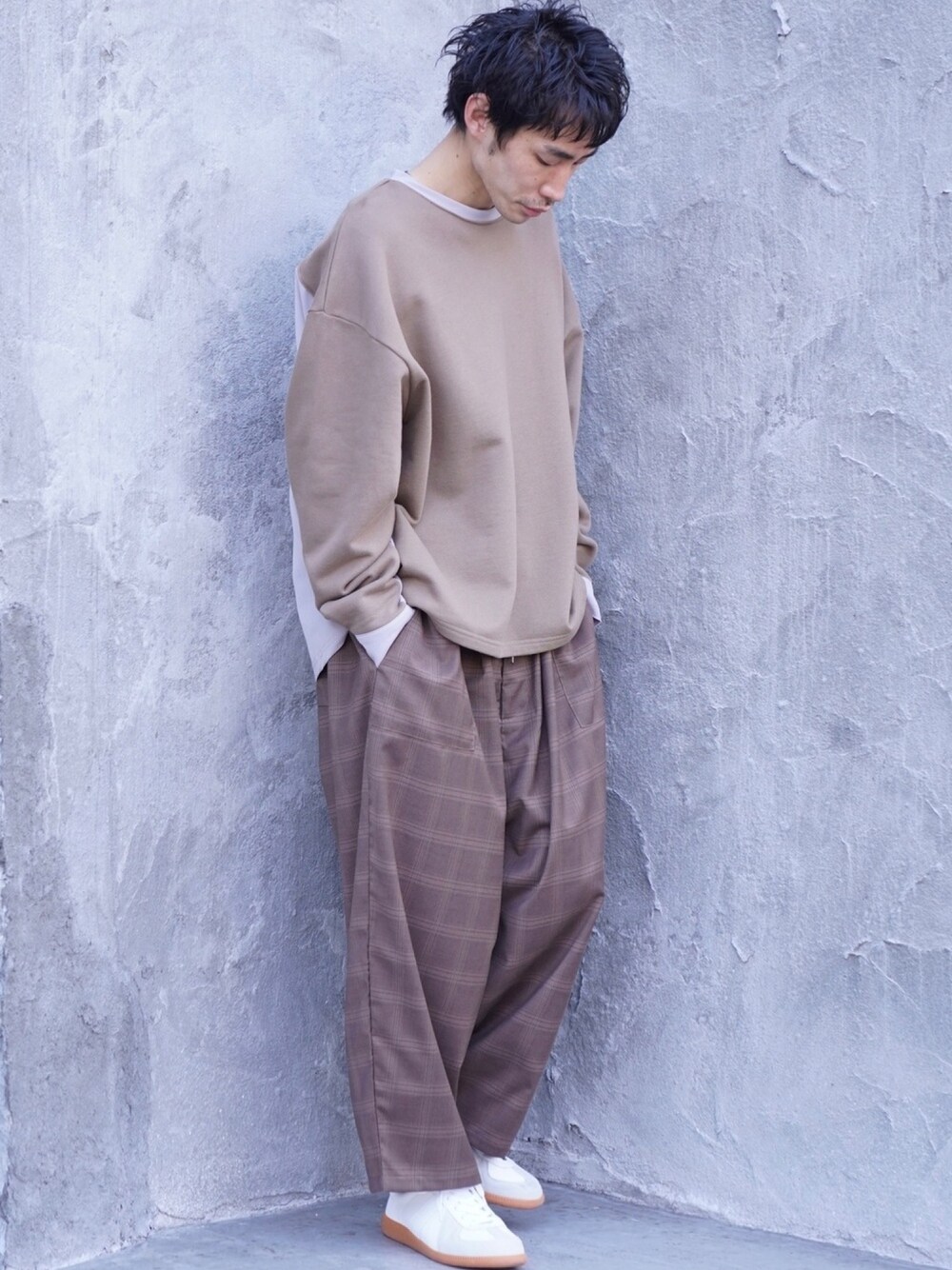 「CASPER JOHN、スウェット、オーバーサイズ、ベージュ、ワイドパンツ、チェック、春コーデ、ゆるコーデ、ジャーマントレーナー」｜「CASPER JOHNのCleric Dolman Shirts Sweat/クレリックドルマンシャツスウェット（スウェット、ベージュ系）」を使った、YOSHIさん（メンズ・171cm）の冬コーディネートの1枚目の写真