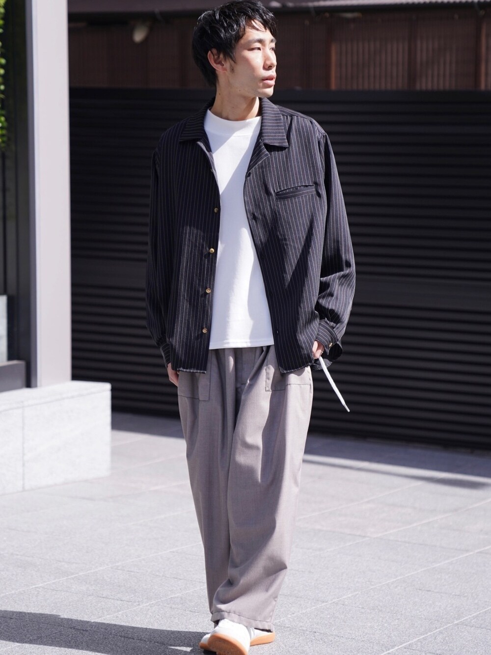 「CASPER JOHN、シャツ、シャツスタイル、ストライプ、ワイドパンツ、春コーデ、ゆるコーデ、ジャーマントレーナー」｜「CASPER JOHNのVarious Dolman Open-Collar Shirts/バリアスドルマンオープンカラーシャツ（シャツ/ブラウス、ブラック系）」を使った、YOSHIさん（メンズ・171cm）の冬コーディネートの1枚目の写真