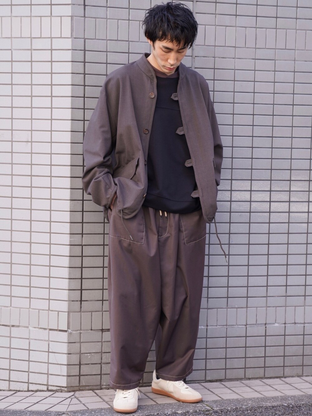 「CASPER JOHN、シャツ、シャツスタイル、バンドカラー、ワイドパンツ、バルーンパンツ、春コーデ、ゆるコーデ、ジャーマントレーナー」｜「CASPER JOHNのBand-collar Tab Button Drape Shirts Jacket/バンドカラータブボタンドレープシャツジャケット（シャツ/ブラウス、グリーン系）」を使った、YOSHIさん（メンズ・171cm）の春コーディネートの1枚目の写真