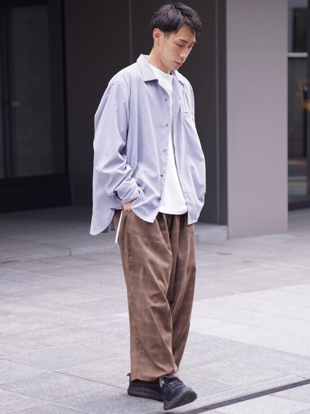 「CASPER JOHN、シャツ、シャツスタイル、ブルー、サックスブルー、ワイドパンツ、チェック、春コーデ、ゆるコーデ」｜「CASPER JOHNのVarious Dolman Open-Collar Shirts/バリアスドルマンオープンカラーシャツ（シャツ/ブラウス、ブルー系）」を使った、YOSHIさん（メンズ・171cm）の春コーディネートの1枚目の写真