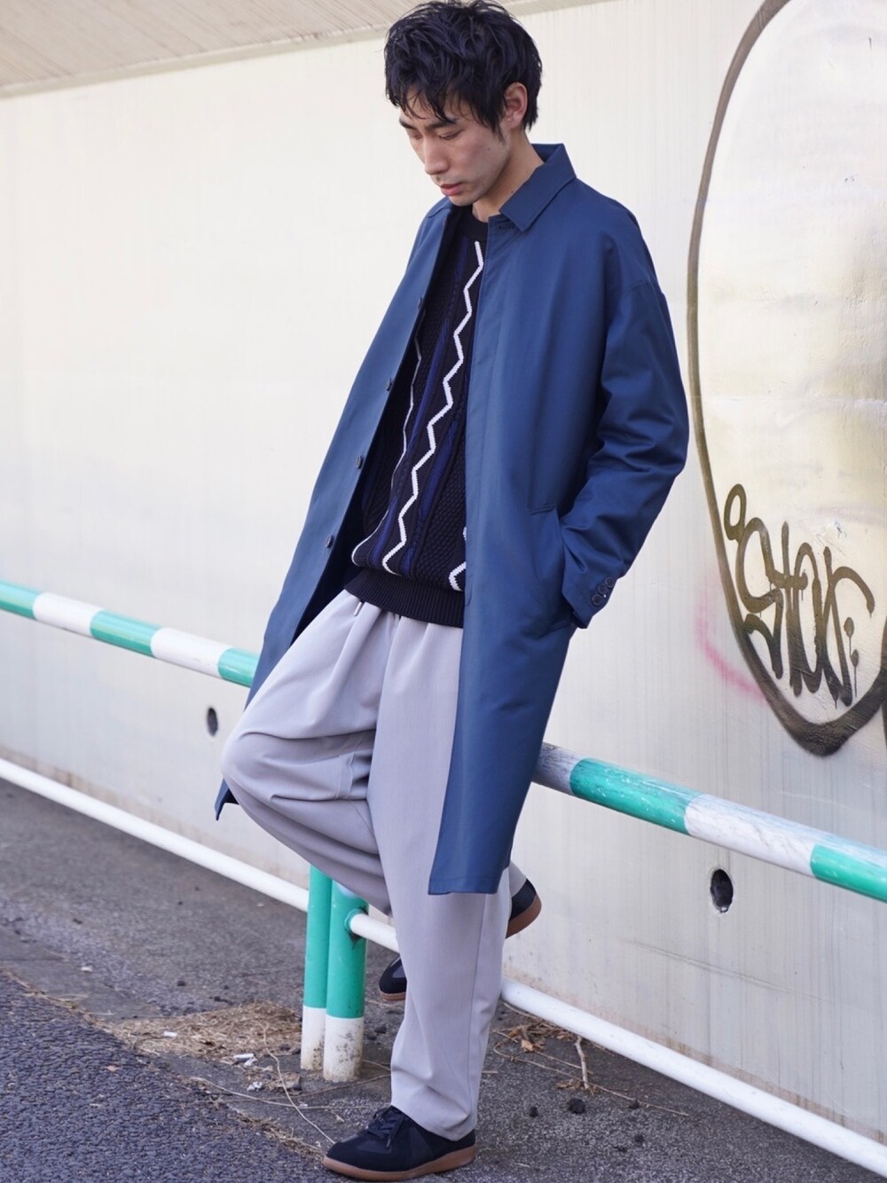 「CASPER JOHN、DOOPZ、ステンカラーコート、ニット、ワイドパンツ、春コーデ、ジャーマントレーナー」｜「DOOPZのDOOPZ TRドロップショルダーステンカラーコート（ステンカラーコート、ブルー系）」を使った、YOSHIさん（メンズ・171cm）の春コーディネートの1枚目の写真