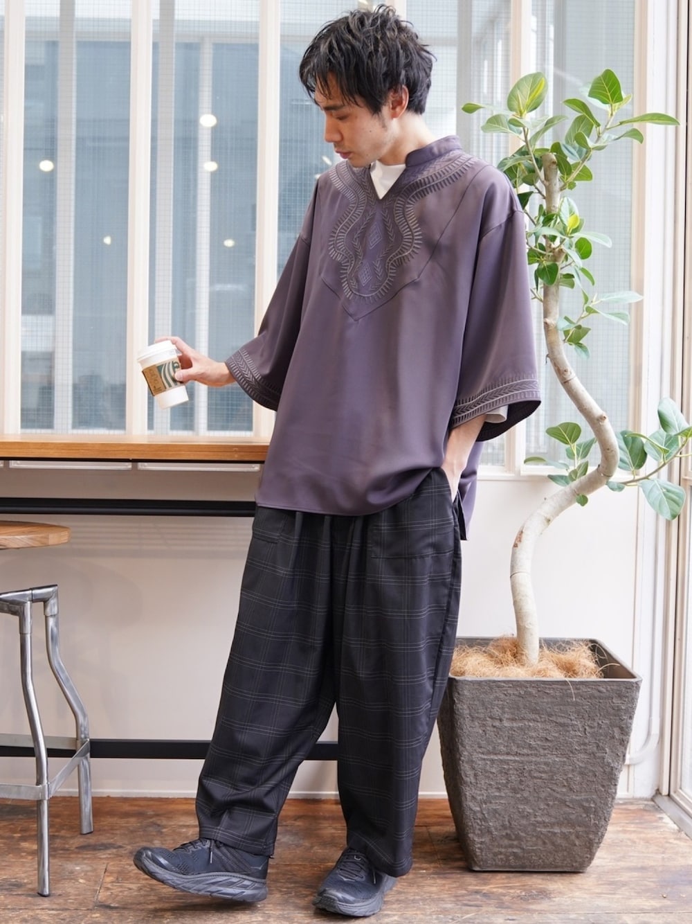 「CASPER JOHN、Tシャツ、チュニック、オーバーサイズ、刺繍、くすみカラー、ワイドパンツ、チェック、バルーンパンツ、これが私をアゲる服」｜「CASPER JOHNのEmbroidery Tunic T-shirts/エンブロイダリーチュニックT（Tシャツ/カットソー、グレー系）」を使った、YOSHIさん（メンズ・171cm）の春コーディネートの1枚目の写真