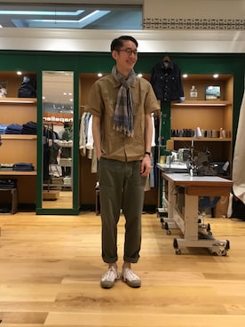 「アイテム（マフラー）」を使った、OMNIGOD みなとみらい東急スクエアさん（メンズ・180cm）の夏コーディネート