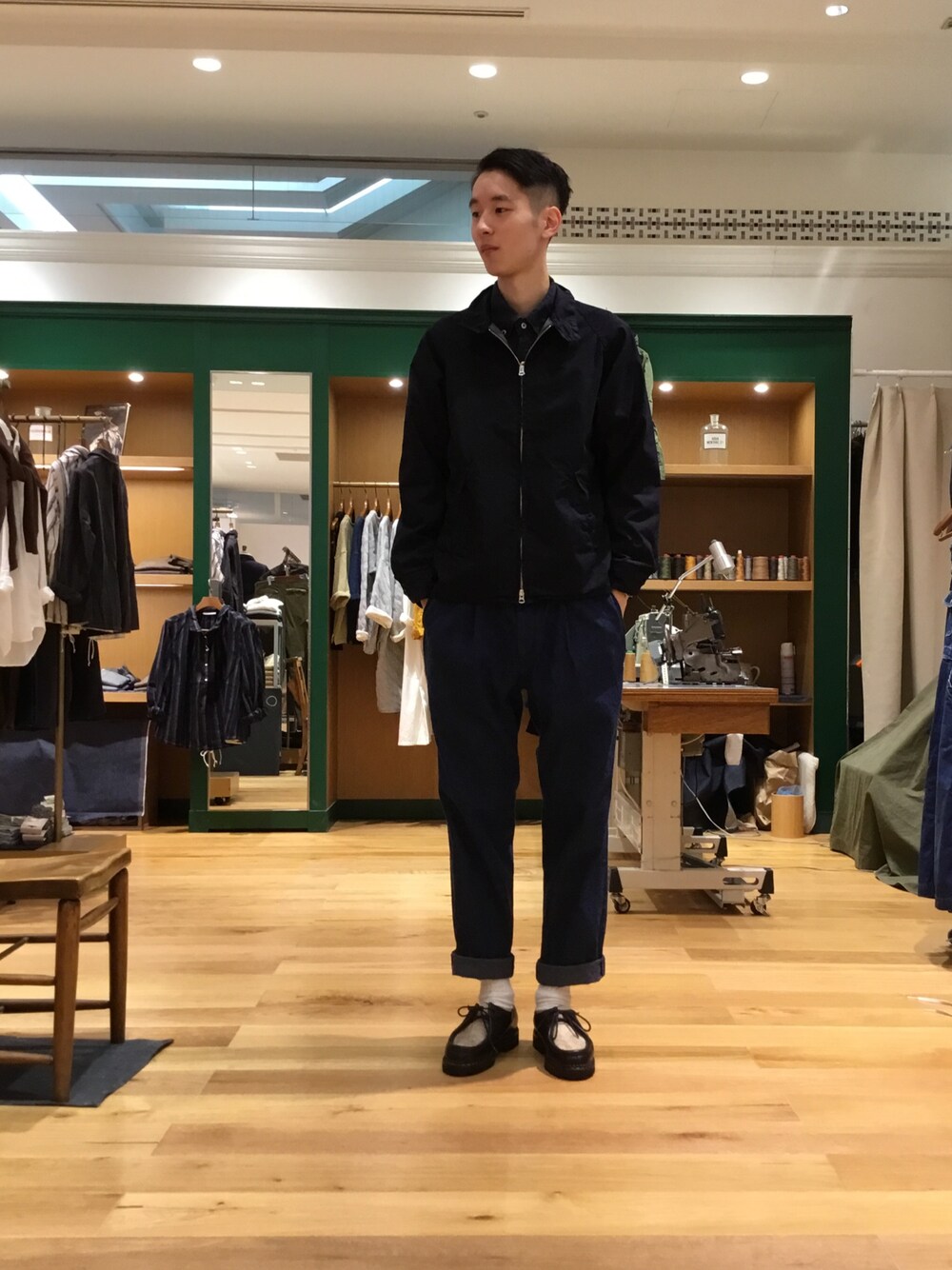 「デニム、Paraboot、インディゴ、OMNIGOD、ドミンゴ、Domingo」｜「OMNIGODのアイテム（デニムパンツ、ブルー系）」を使った、OMNIGOD みなとみらい東急スクエアさん（メンズ・180cm）の秋コーディネートの1枚目の写真