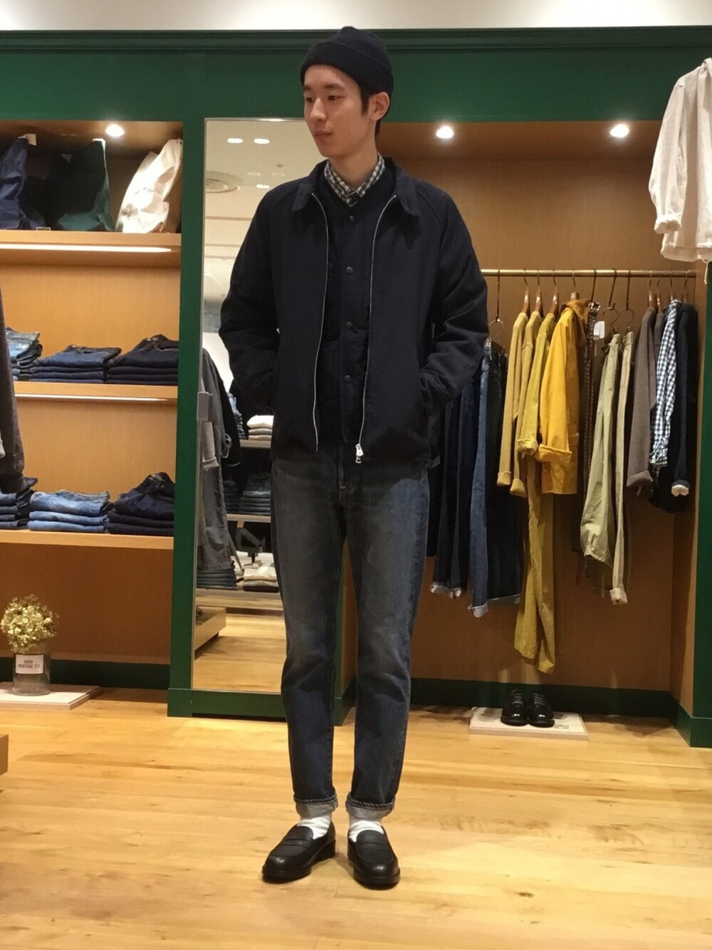 「デニム、カジュアル、ネイビー、ローファー、KLEMAN、OMNIGOD、ドミンゴ、Domingo」｜「OMNIGODのアイテム（デニムパンツ、ブルー系）」を使った、OMNIGOD みなとみらい東急スクエアさん（メンズ・180cm）の冬コーディネートの1枚目の写真
