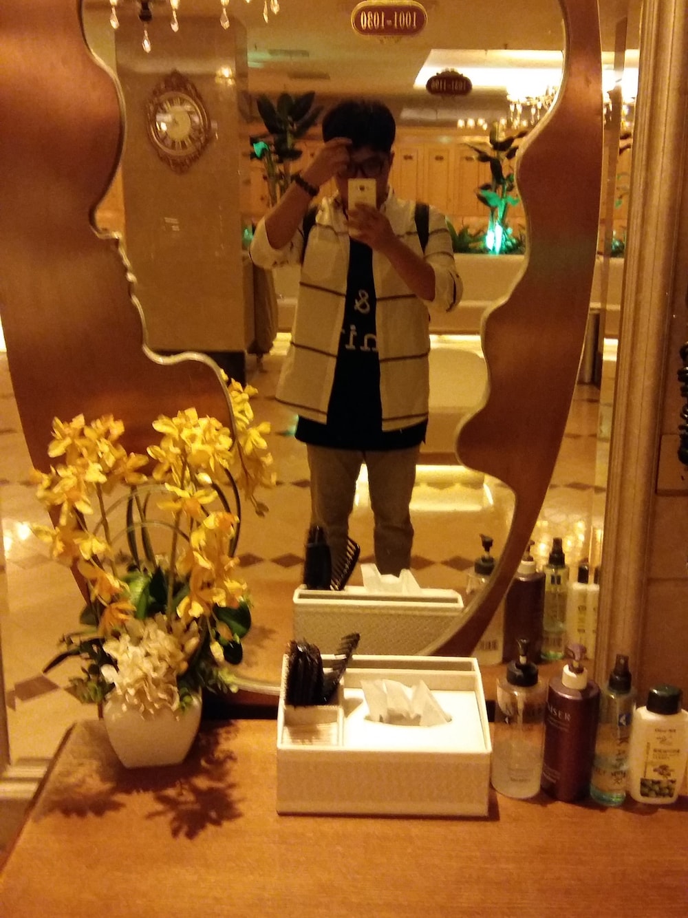 「Selected   のアイテム（シャツ/ブラウス、ホワイト系）」を使った、Resetさん（メンズ・178cm）の春コーディネートの1枚目の写真
