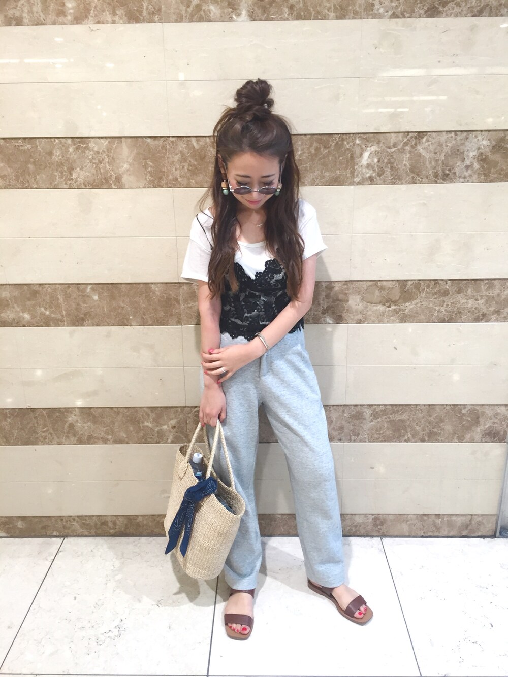 ブラック系のその他トップス、グレー系のその他パンツ、ベージュ系のかごバッグを着用したレディースの夏コーディネートの1枚目の写真