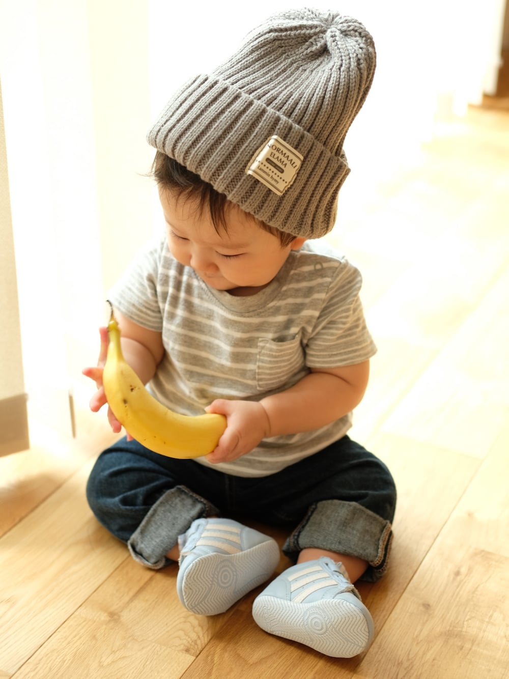 「キッズファッション、あかちゃんコーデ、赤ちゃん、０歳、7ヶ月、男の子、ニット帽、ボーダー、デニム、ファーストシューズ」｜「西松屋のアイテム（ニットキャップ/ビーニー、グレー系）」を使った、runo_runoさん（キッズ・70cm）の秋コーディネートの1枚目の写真