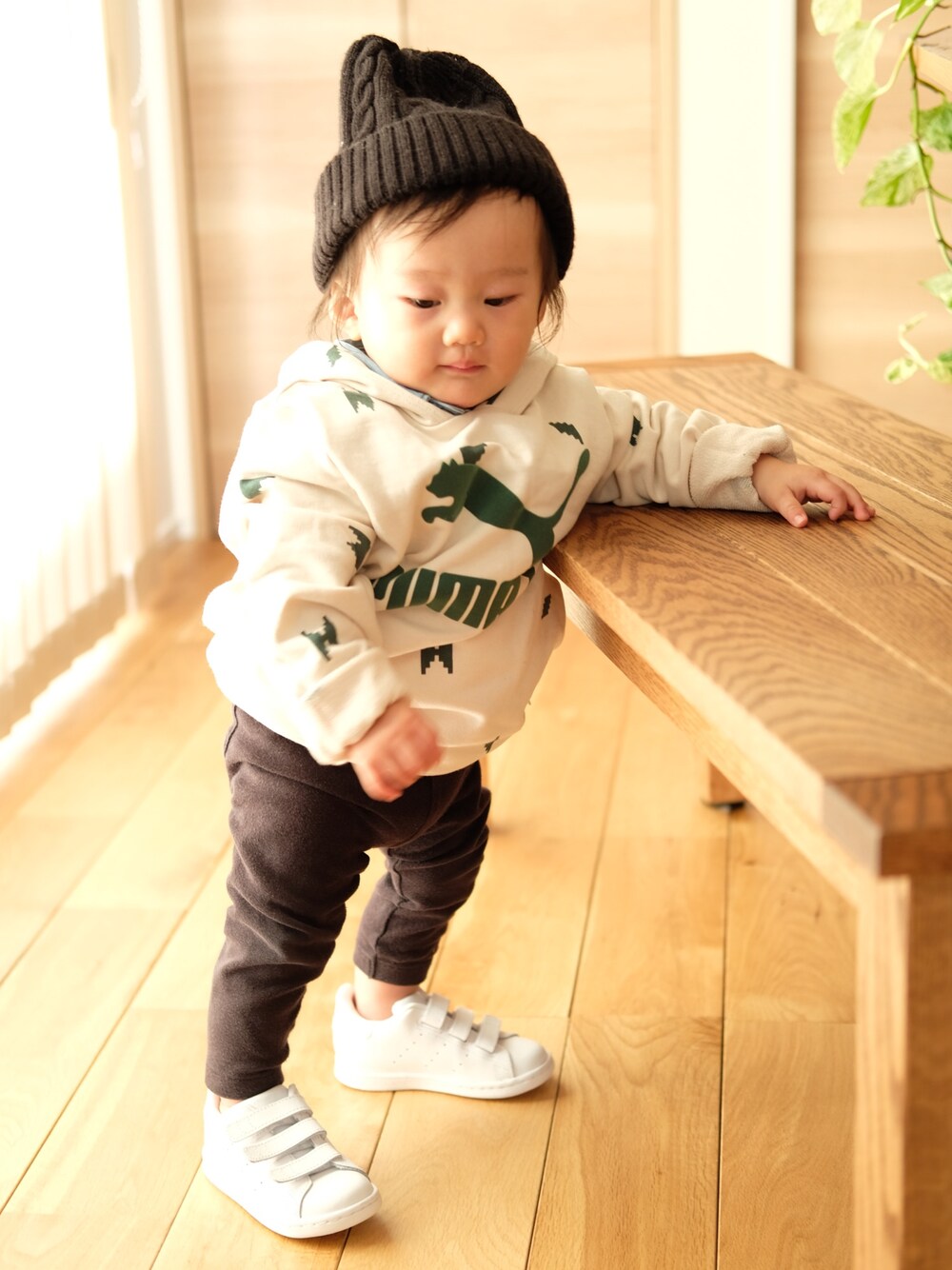 「つかまり立ち、まだ歩かない、1歳1ヶ月、PUMA、パーカー、tinycottons、ニット帽、スタンスミス、西松屋、おとこのこ」｜「西松屋のアイテム（ニットキャップ/ビーニー、ブラック系）」を使った、runo_runoさん（キッズ・70cm）の冬コーディネートの1枚目の写真