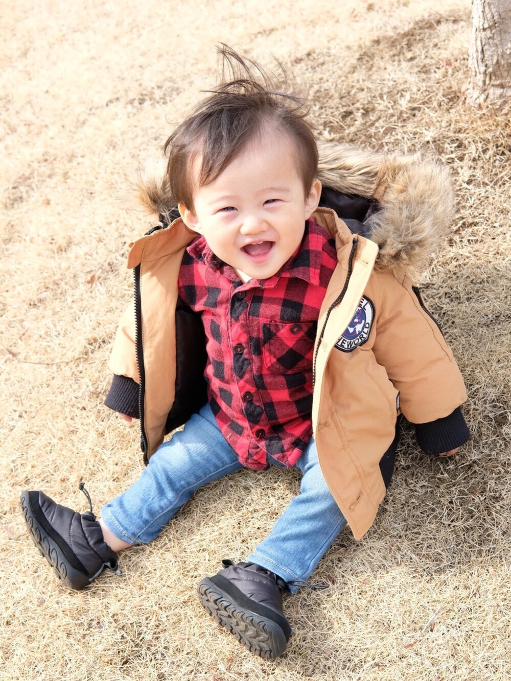 「景樹に信号コーデし隊。、ハッピーバースデー、お誕生日おめでとう！、リンクコーデ、おさがり、ダウンジャケット、赤ﾁｪｯｸｼｬﾂ、デニム、1歳、おとこのこ」｜「Ampersandのベビー中綿ショートブーツ（ブーツ、ブラック系）」を使った、runo_runoさん（キッズ・70cm）の冬コーディネートの1枚目の写真