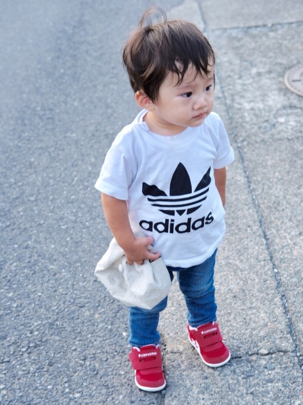「ハッピーバースデー、リンクコーデ、イケメンになりたい、帽子かぶらなかった、1歳6ヶ月、おとこのこ、adidas、quoti use fith、converse、キッズファッション」｜「adidasのTシャツ&ショーツ セットアップ INFANT SHORT TEE SET オリジナルス（ジャージ、ホワイト系）」を使った、runo_runoさん（キッズ・70cm）の夏コーディネートの1枚目の写真