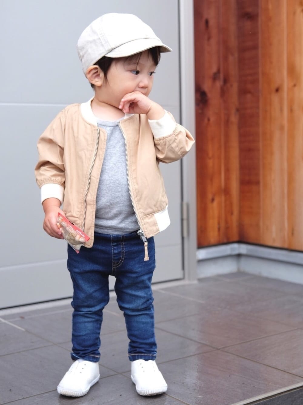 「秋服準備はじめました、男の子、ジャケット、デニム、西松屋、スリッポン、1歳、１歳８ヶ月、quoti use fith、車好き」｜「quoti use fithのメンツイルロゴキャップ（キャップ、ベージュ系）」を使った、runo_runoさん（キッズ・70cm）の秋コーディネートの1枚目の写真