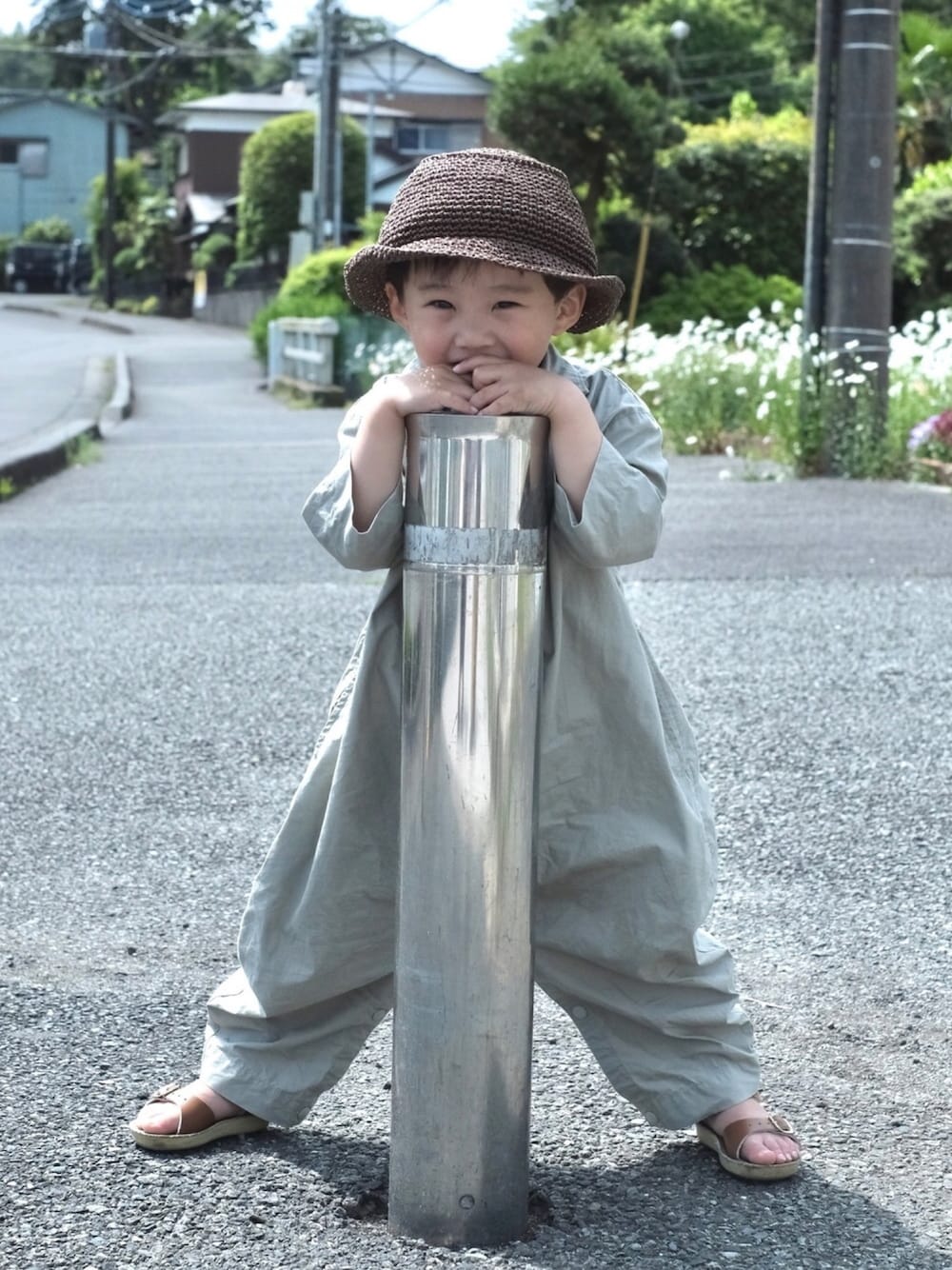 「休日スタイル、男の子コーデ、3歳、おさんぽ、サロペット、サンダル、リラックススタイル、ゆるコーデ、むぎわら帽子」｜「B:MING by BEAMSのB:MING by BEAMS / タイプライター オールインワン（サロペット/オーバーオール、ベージュ系）」を使った、runo_runoさん（キッズ・80cm）の春コーディネートの1枚目の写真