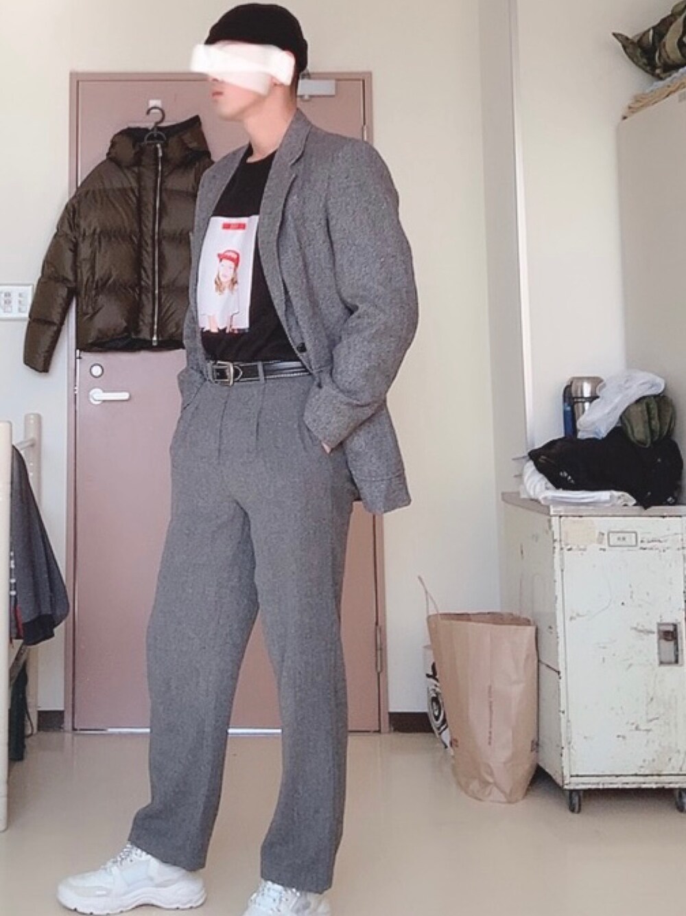 ホワイト系のスニーカー、グレー系のその他アウター、グレー系のパンツを着用したメンズの秋コーディネートの1枚目の写真