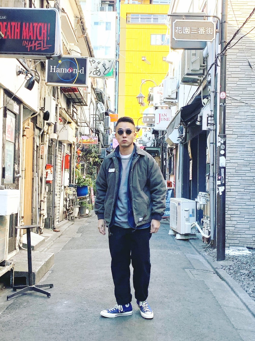 ブラック系のカーゴパンツ、ブルー系のシャツ/ブラウス、グレー系のMA-1を着用したメンズの冬コーディネートの1枚目の写真