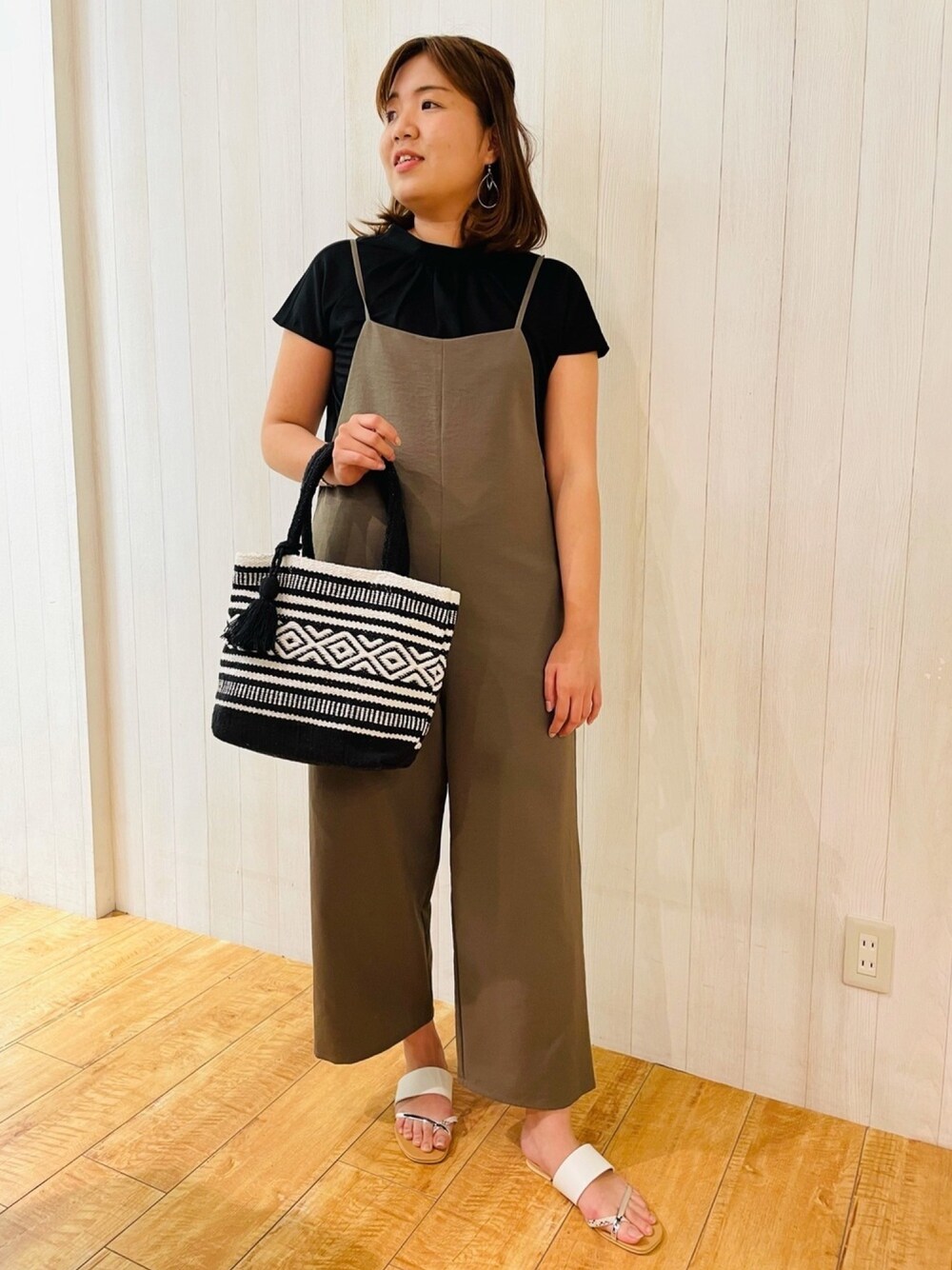 「カジュアル、リラックススタイル、ラフコーデ、プチプラコーデ、ドレスキップ、シューラルー」｜「DRESKIPのサロペットパンツ（サロペット/オーバーオール、グリーン系）」を使った、umiさん（レディース・169cm）の夏コーディネートの1枚目の写真