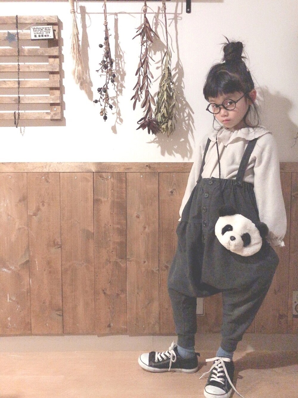 「キッズコーデ、おんなのこ、カジュアル、シンプルコーデ、コンバース、おだんごヘアー、おしゃれさんと繋がりたい、韓国ファッション、女の子、ゆるコーデ」｜「CONVERSEのKIDS コンバース First☆Star ローカット KOX（スニーカー、ホワイト系）」を使った、ayumimimiさん（キッズ・120cm）の冬コーディネートの1枚目の写真