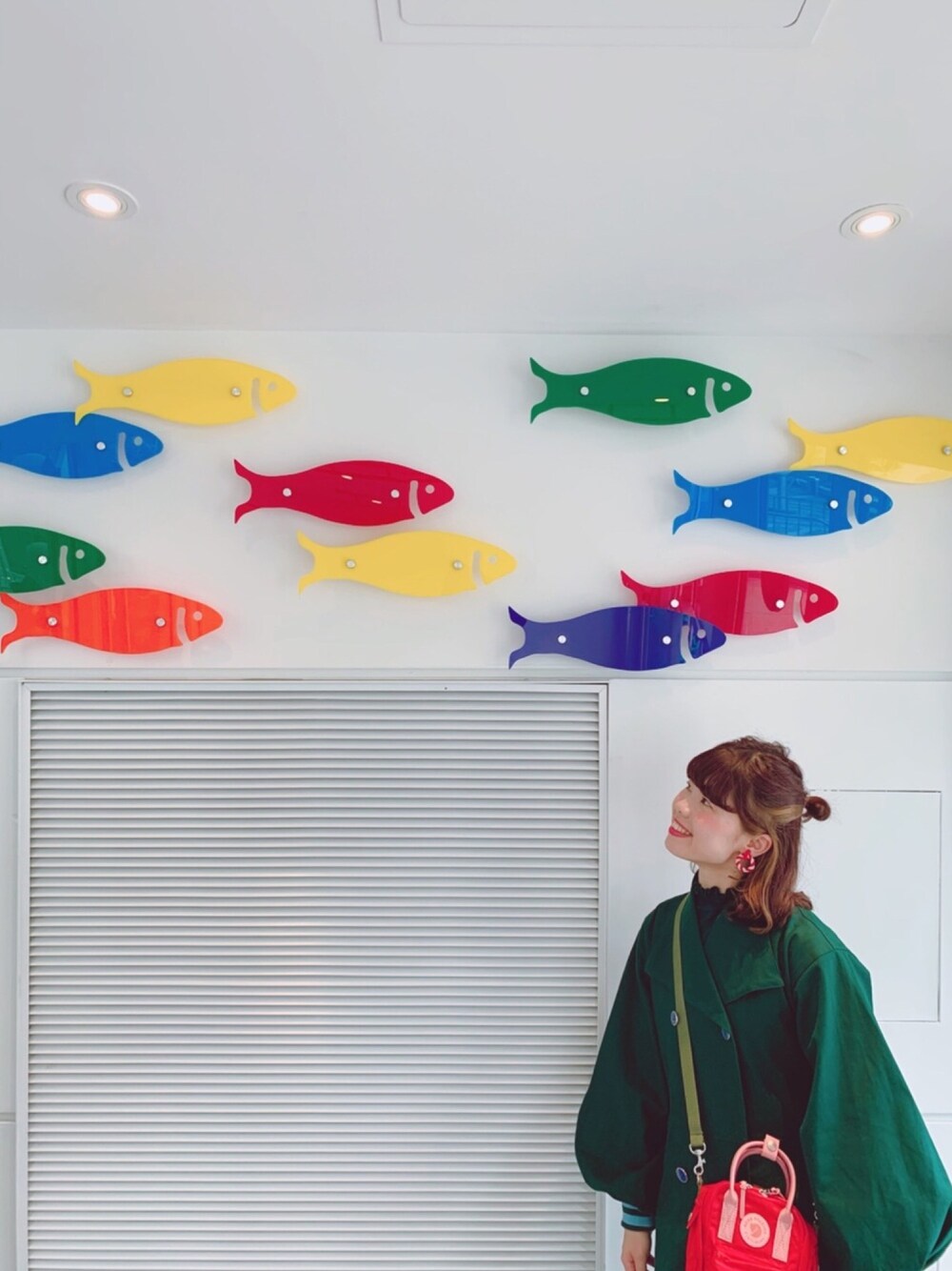 「Aymmy in the batty girls、Aymmy、FJALLRAVENKANKEN、Dot＆Stripes CHILD　WOMAN、トレンチコート」｜「Dot＆Stripes CHILD WOMANのビーズサークルイヤリング（イヤリング、レッド系）」を使った、bskさん（レディース・156cm）の春コーディネートの1枚目の写真