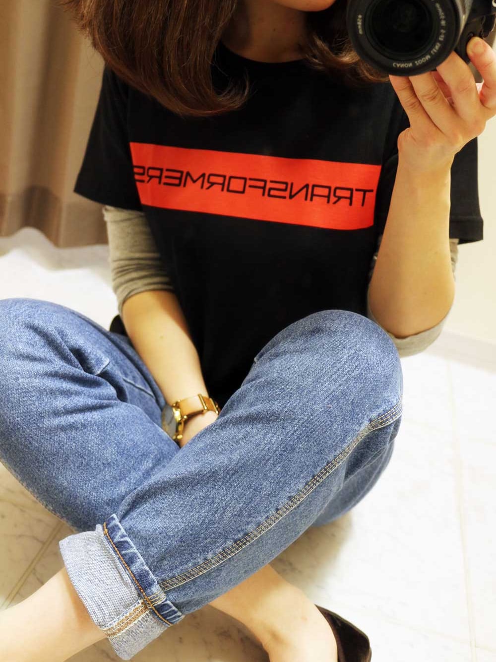ブラック系のTシャツ/カットソーを着用したレディースの秋コーディネートの1枚目の写真