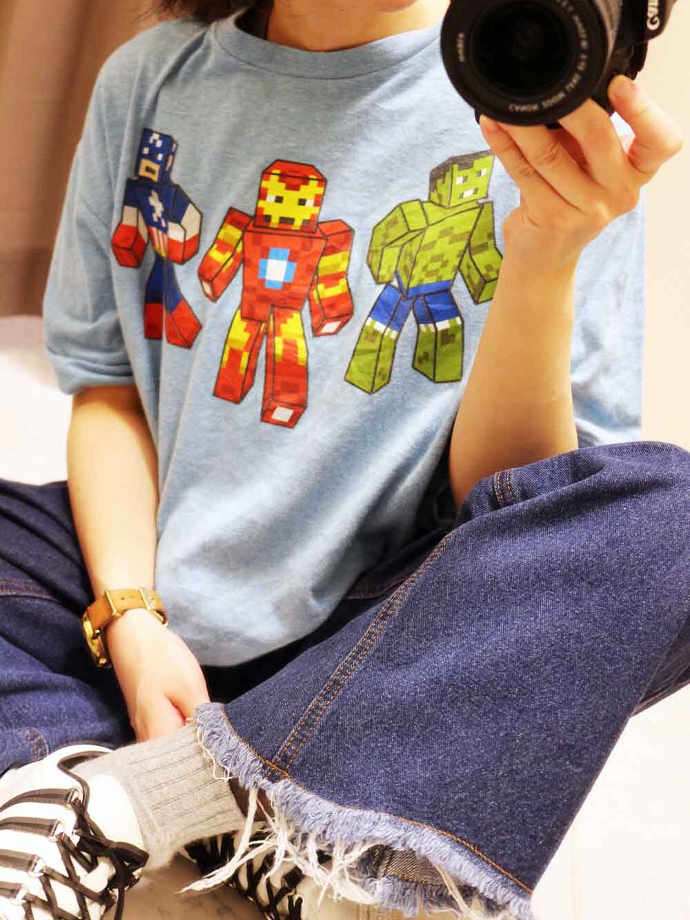 ブルー系のTシャツ/カットソーを着用したレディースの秋コーディネートの1枚目の写真