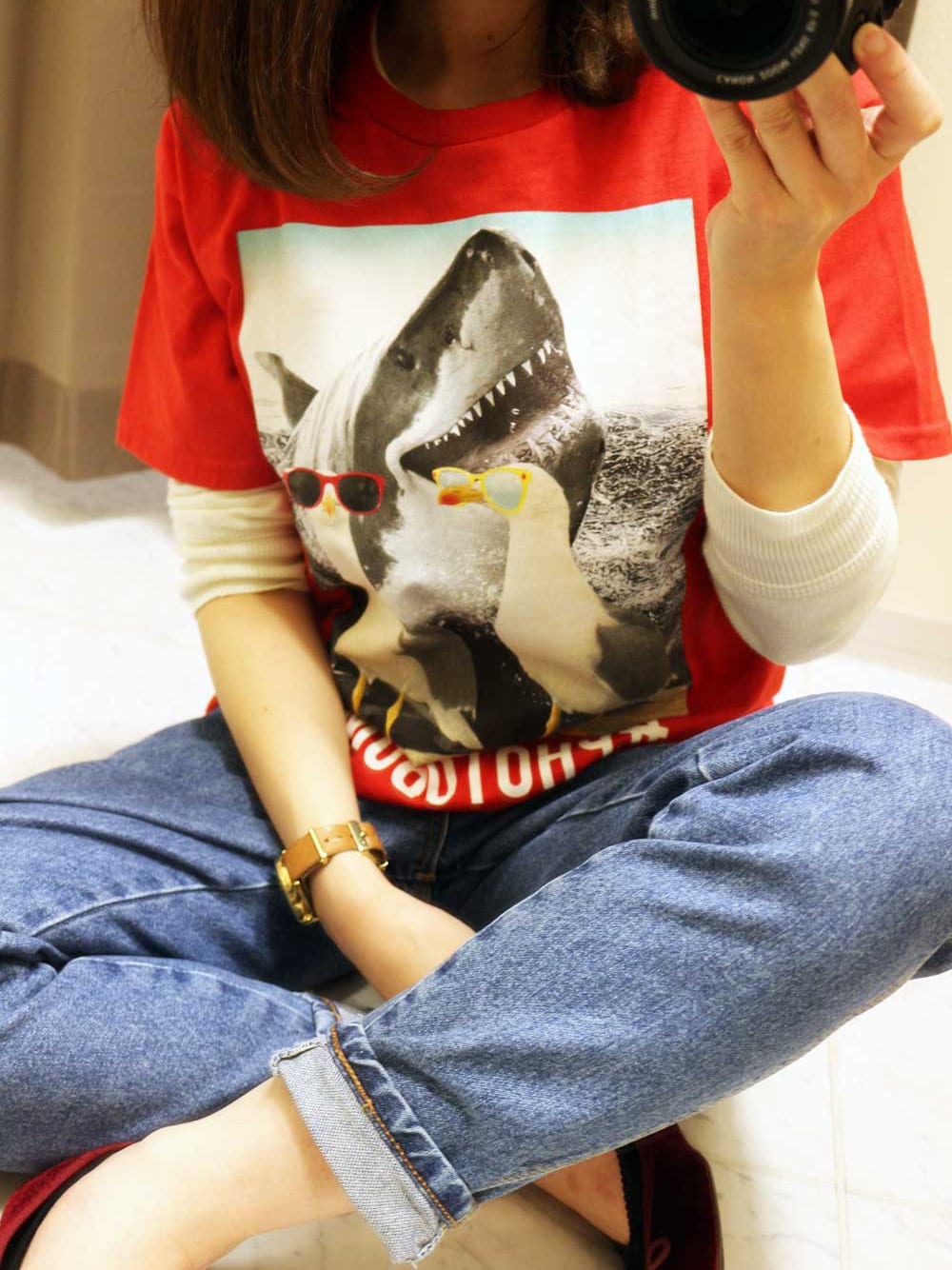 レッド系のTシャツ/カットソーを着用したレディースの秋コーディネートの1枚目の写真