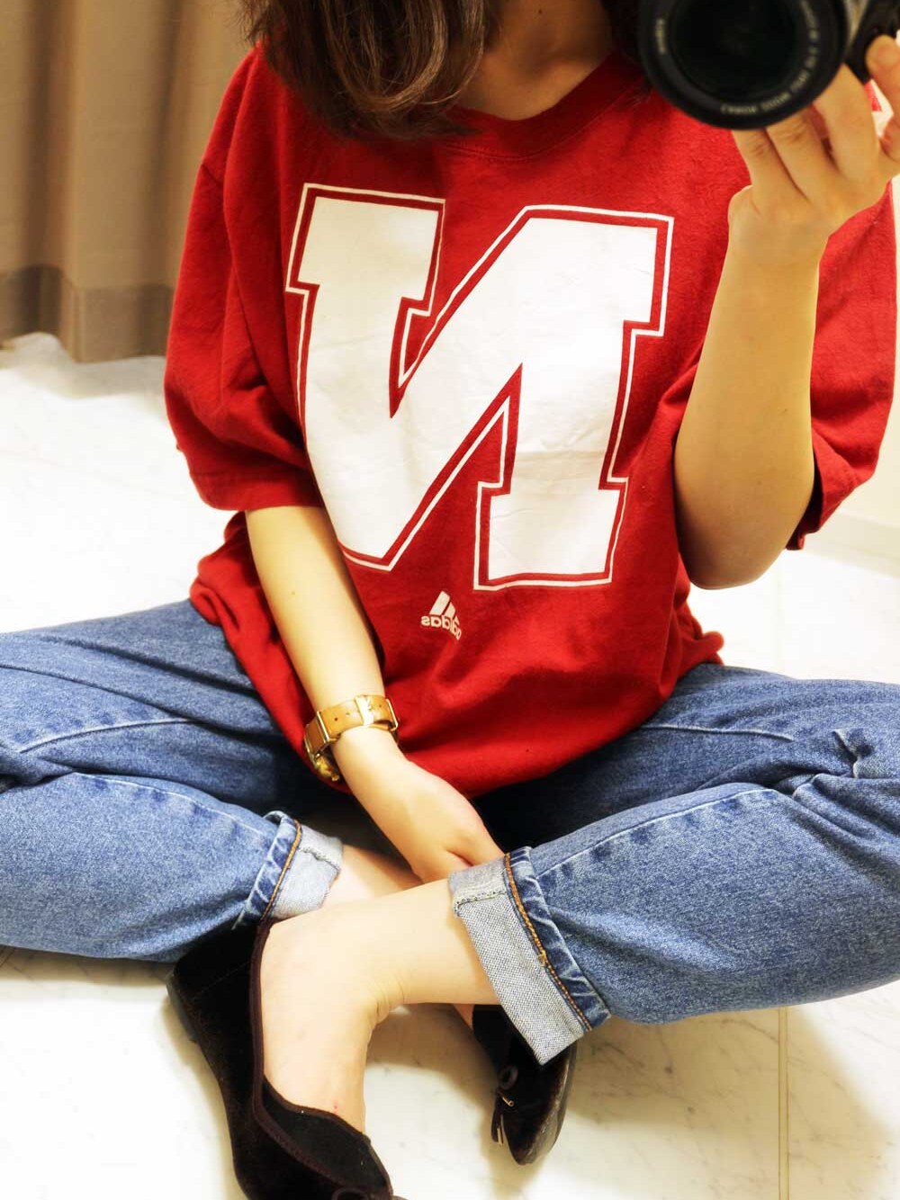 レッド系のTシャツ/カットソーを着用したレディースの秋コーディネートの1枚目の写真