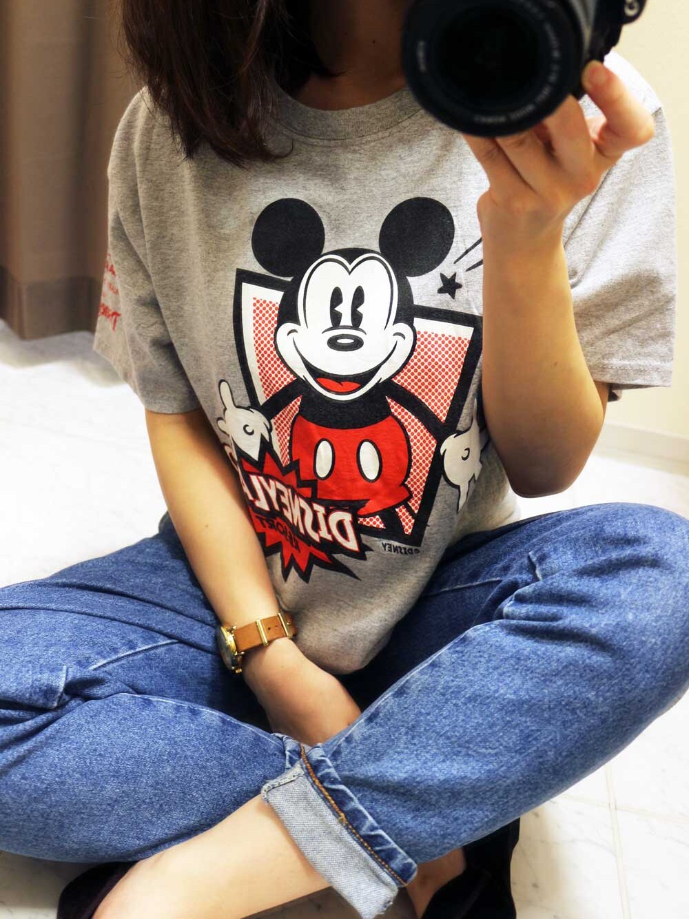 グレー系のTシャツ/カットソーを着用したレディースの秋コーディネートの1枚目の写真