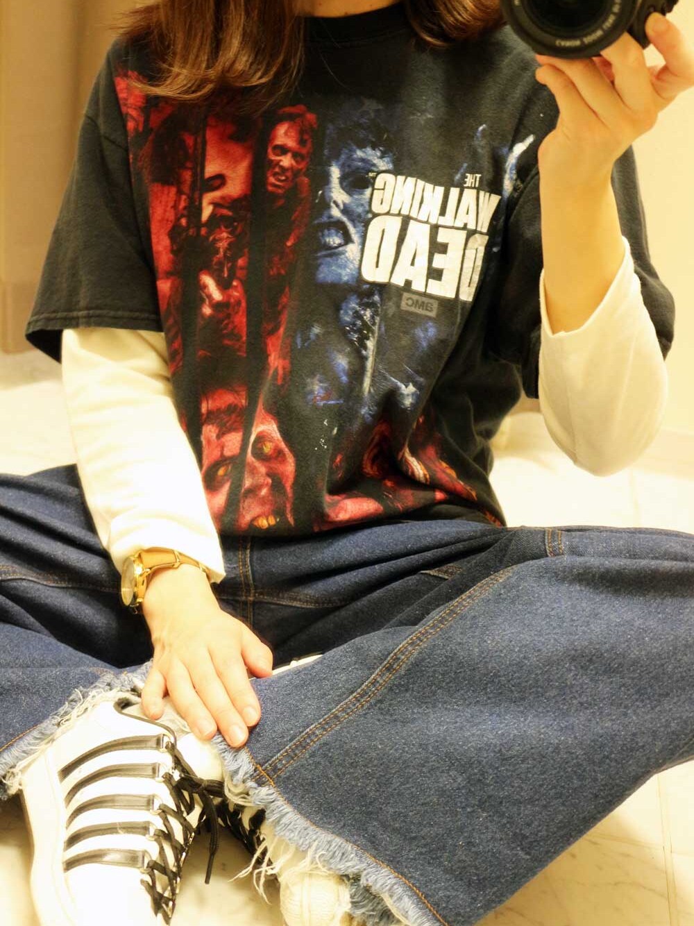 ブラック系のTシャツ/カットソーを着用したレディースの秋コーディネートの1枚目の写真