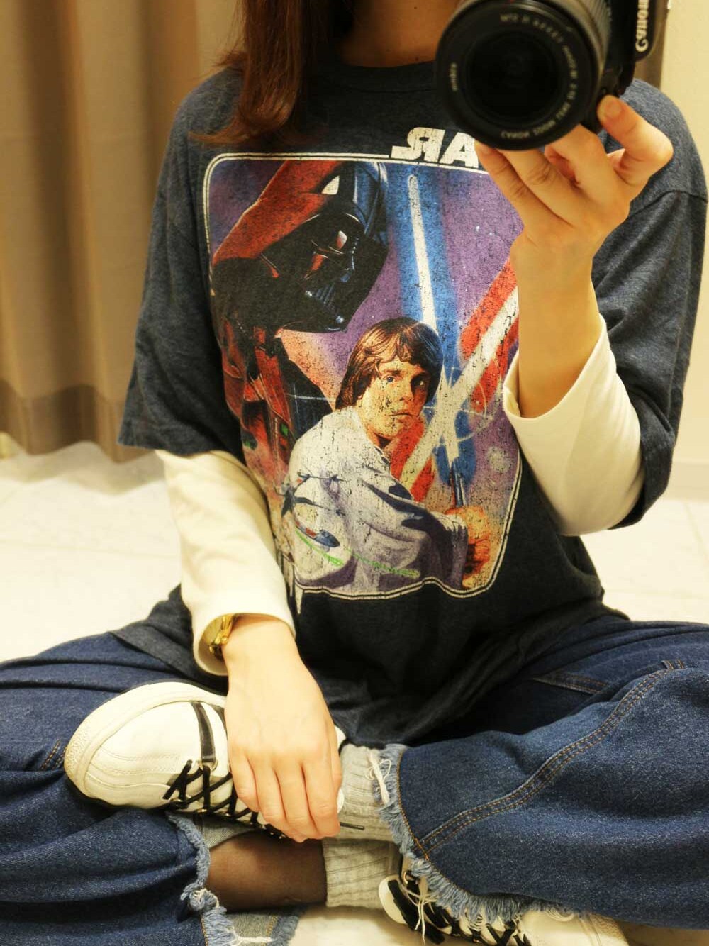 ブラック系のTシャツ/カットソーを着用したレディースの秋コーディネートの1枚目の写真