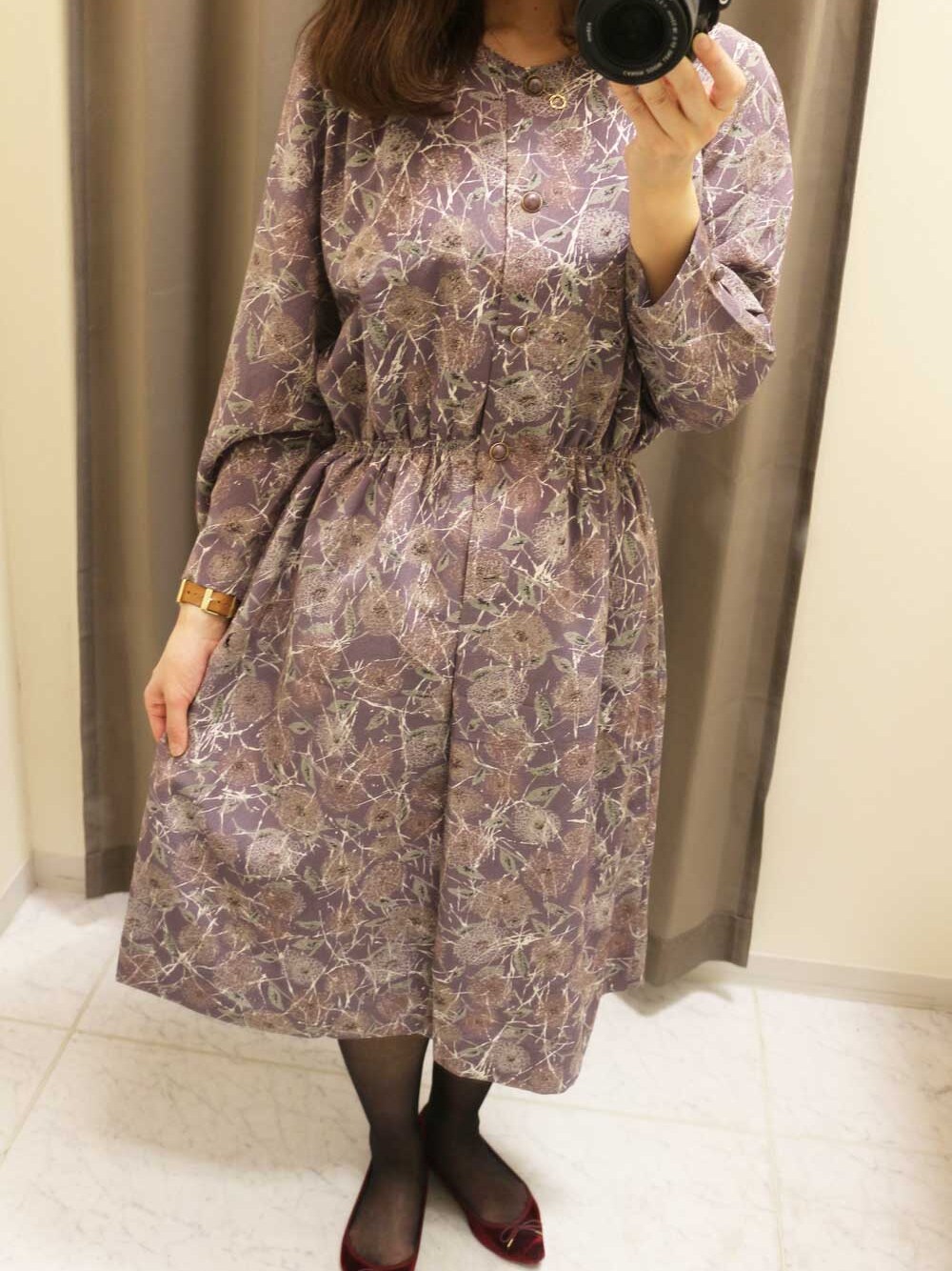 パープル系のワンピースを着用したレディースの秋コーディネートの1枚目の写真