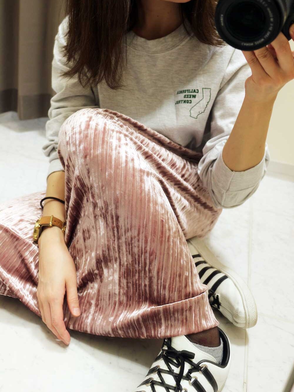 ベージュ系のTシャツ/カットソーを着用したレディースの秋コーディネートの1枚目の写真