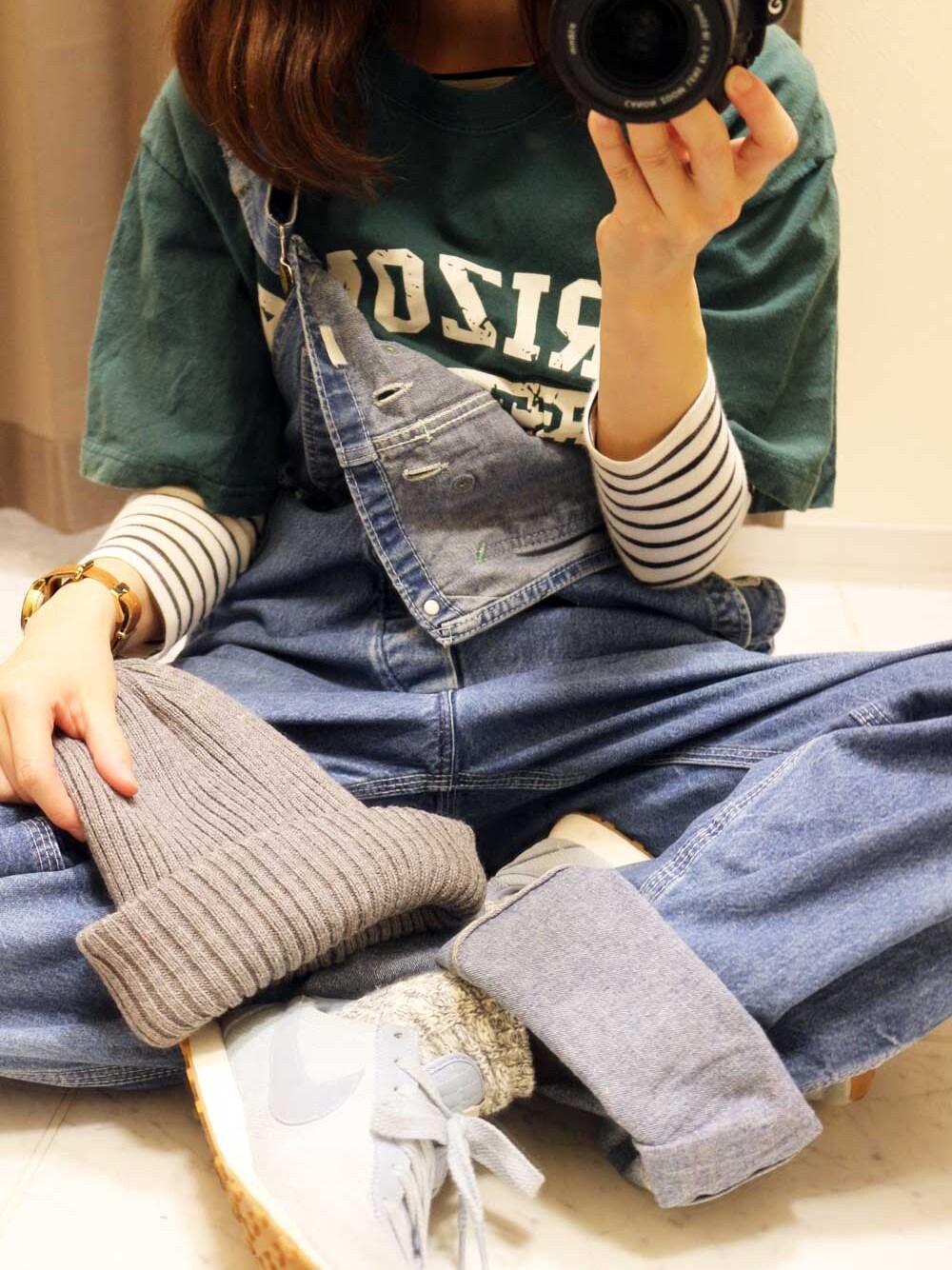 グリーン系のTシャツ/カットソーを着用したレディースの秋コーディネートの1枚目の写真
