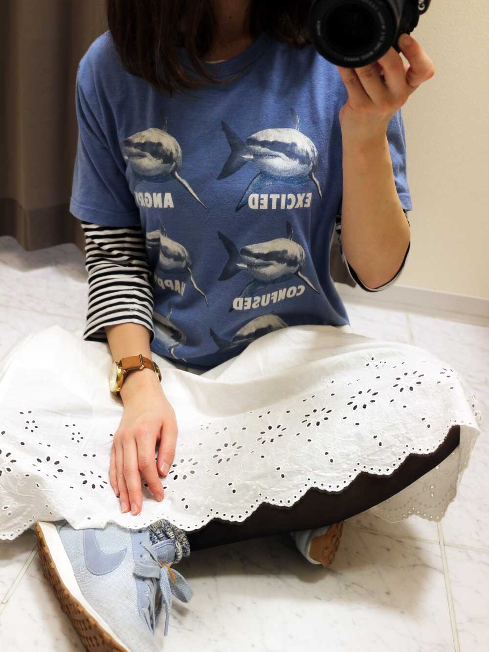 ブルー系のTシャツ/カットソーを着用したレディースの秋コーディネートの1枚目の写真