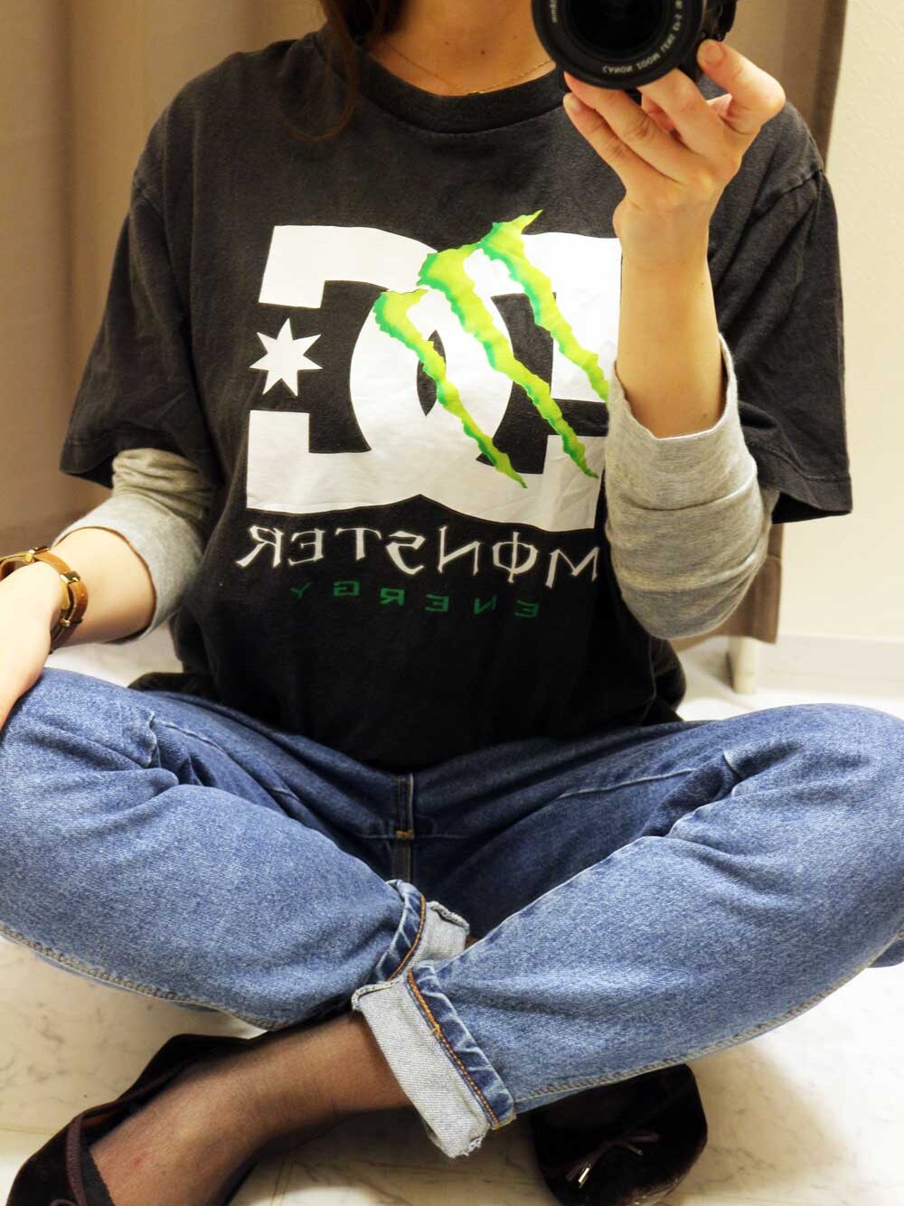 ブラック系のTシャツ/カットソーを着用したレディースの秋コーディネートの1枚目の写真