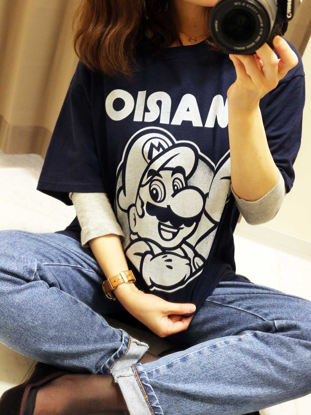 ブルー系のTシャツ/カットソーを着用したレディースの秋コーディネートの1枚目の写真