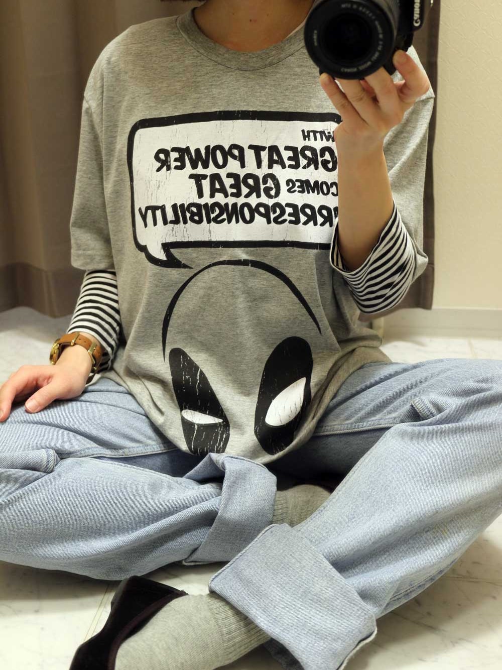 グレー系のTシャツ/カットソーを着用したレディースの秋コーディネートの1枚目の写真